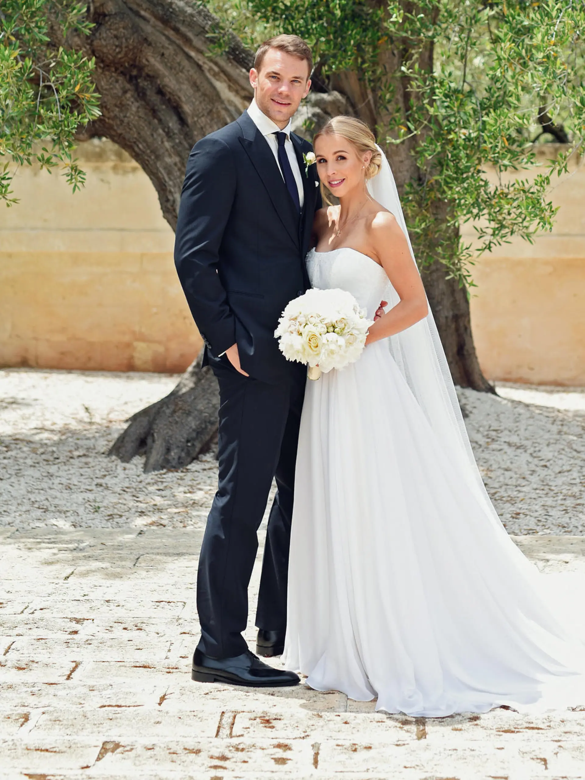 HANDOUT - Das Handout-Foto vom 09.06.2017 zeigt den Fussballnationalspieler und Bundesliga-Torwart des FC Bayern München, Manuel Neuer, und sein Frau Nina Neuer geborene Weiss kurz nach der kirchlichen Hochzeit am 09.06.2017 in Monopoli (Italien). (ACHTUNG: Nur zur redaktionellen Verwendung im Zusammenhang mit der aktuellen Berichterstattung und nur bei Nennung: «Foto: Pia Clodi/peachesandmint.com/dpa/dpa») Foto: Pia Clodi/peachesandmint.com/dpa +++(c) dpa - Bildfunk+++