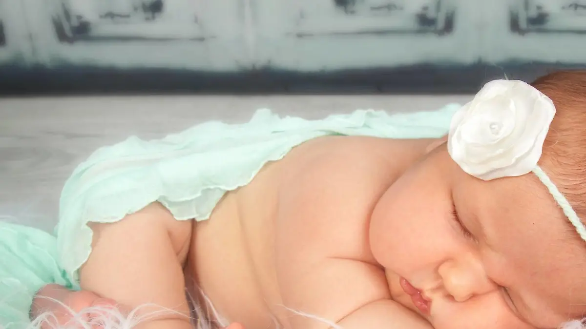 Riesen Baby kurz nach der Geburt. Fotoshooting.