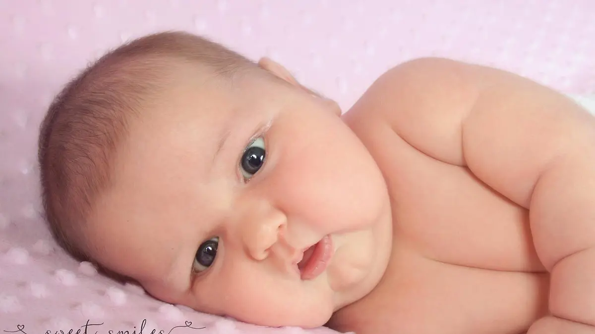 Dickes baby nach der Geburt. Fotoshooting im Studio.