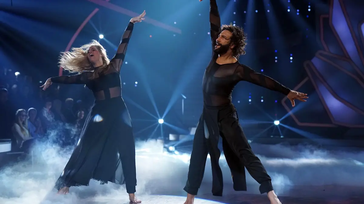 Angelina Kirsch und Massimo Sinató      Verwendung der Bilder für Online-Medien ausschließlich mit folgender Verlinkung:"Alle Infos zu "Let´s Dance" im Special bei RTL.de: http://www.rtl.de/cms/sendungen/lets-dance.html