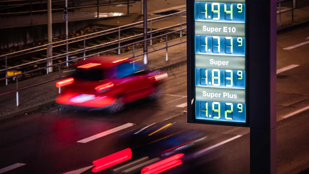30.12.2022, Baden-Württemberg, Stuttgart: Autos fahren am frühen Morgen an einer Preistafel einer Tankstelle vorbei. Foto: Christoph Schmidt/dpa +++ dpa-Bildfunk +++