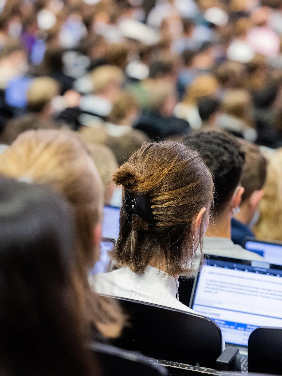ARCHIV - 11.10.2021, Nordrhein-Westfalen, Münster: Studentinnen und Studenten sitzen während einer Vorlesung in einem der Westfälischen Wilhelms-Universität (WWU). Das Bundeskabinett beschließt in seiner Sitzung am Freitag die Einmalzahlung für Studierende und Fachschüler. Studierende und Fachschüler sollen wegen der explodierenden Preise eine Einmalzahlung von 200 Euro bekommen. Das hatte die Ampel im September vereinbart. Foto: Rolf Vennenbernd/dpa +++ dpa-Bildfunk +++