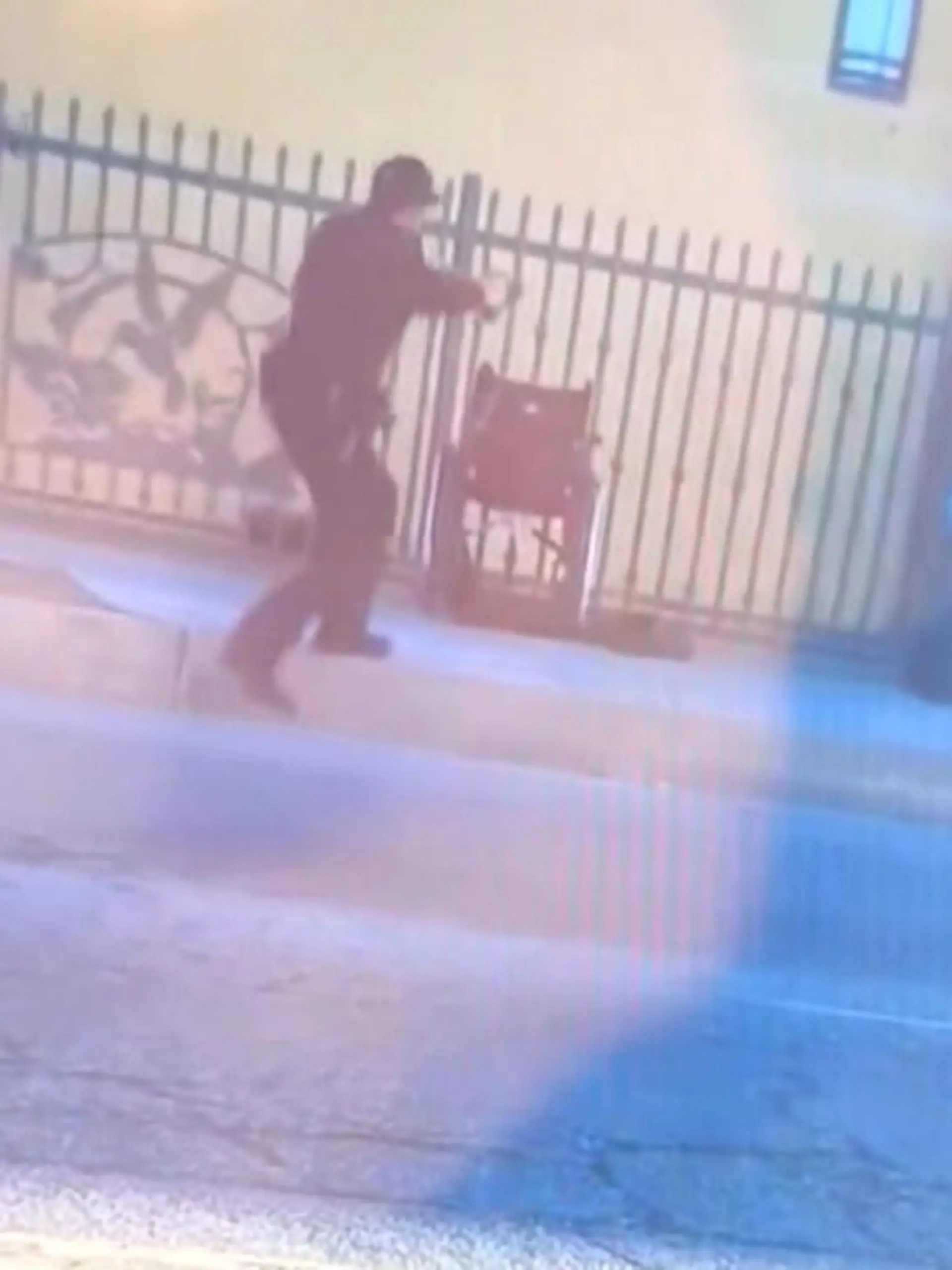 Er war zweifach amputiert und saß im Rollstuhl: Jetzt ist Anthony Lowe tot, erschossen von Beamten in Los Angeles. Die genauen Umstände zu den Schüssen sind noch unklar. Laut Polizeibehörde untersuchten die Beamten zuvor eine Messerstecherei in einem Park und fanden Lowe in seinem Rollstuhl vor – in seiner Hand ein Messer. Mehr dazu im Video.
