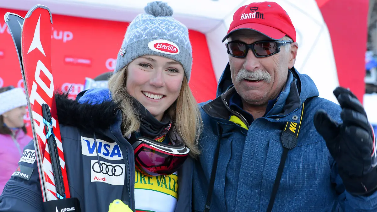 ARCHIV - 28.11.2015, USA, Aspen: Jeff Shiffrin (r), der Vater von Mikaela Shiffrin, zusammen mit seiner Tochter, nachdem Sie das Slalomrennen der Aspen Winternational gewonnen hat. (zu dpa «Skirennfahrerin Shiffrin nach Tod von Vater: Motivation steigt wieder» am 18.04.2020) Foto: Christopher Levy/ZUMA Wire/dpa +++ dpa-Bildfunk +++