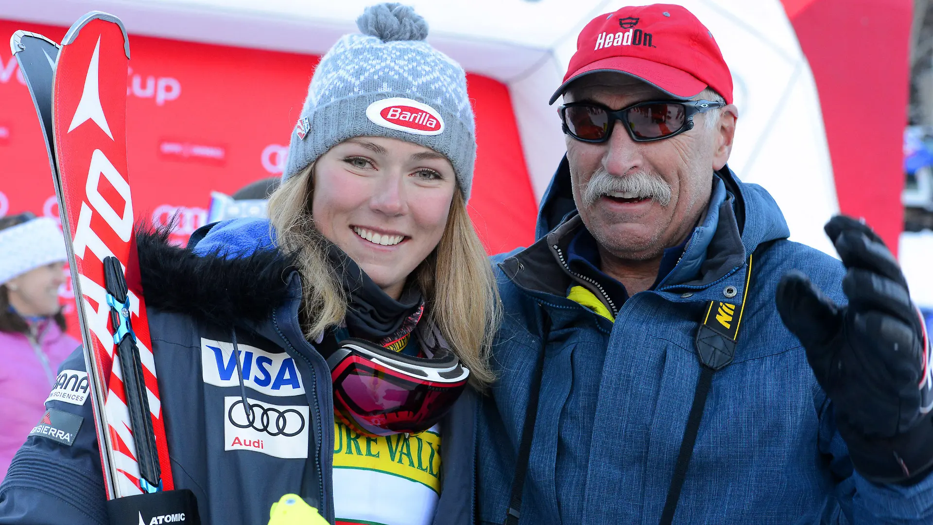 ARCHIV - 28.11.2015, USA, Aspen: Jeff Shiffrin (r), der Vater von Mikaela Shiffrin, zusammen mit seiner Tochter, nachdem Sie das Slalomrennen der Aspen Winternational gewonnen hat. (zu dpa «Skirennfahrerin Shiffrin nach Tod von Vater: Motivation steigt wieder» am 18.04.2020) Foto: Christopher Levy/ZUMA Wire/dpa +++ dpa-Bildfunk +++