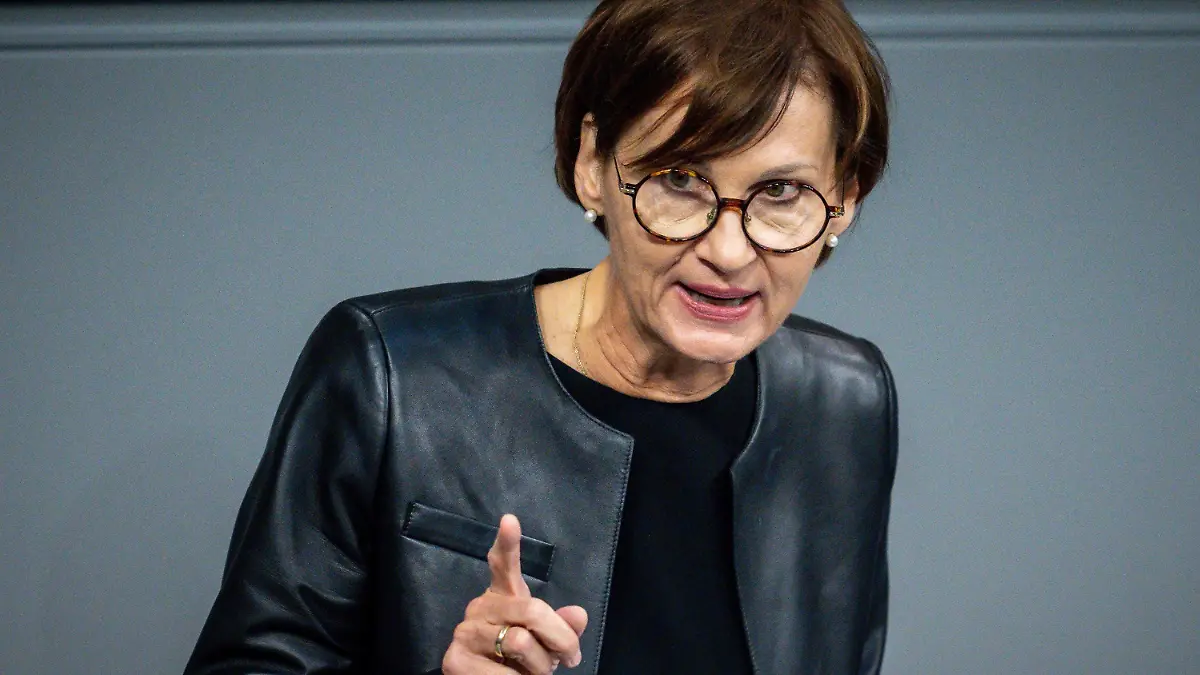 ARCHIV - 01.12.2022, Berlin: Bettina Stark-Watzinger (FDP), Bundesministerin für Bildung und Forschung, spricht im Deutschen Bundestag. Stark-Watzinger sieht die Digitalisierung künftig als wichtigen Bestandteil der Lehrerausbildung. (zu dpa: «Bildungsministerin: Lehrer benötigen digitale Kompetenzen») Foto: Michael Kappeler/dpa +++ dpa-Bildfunk +++
