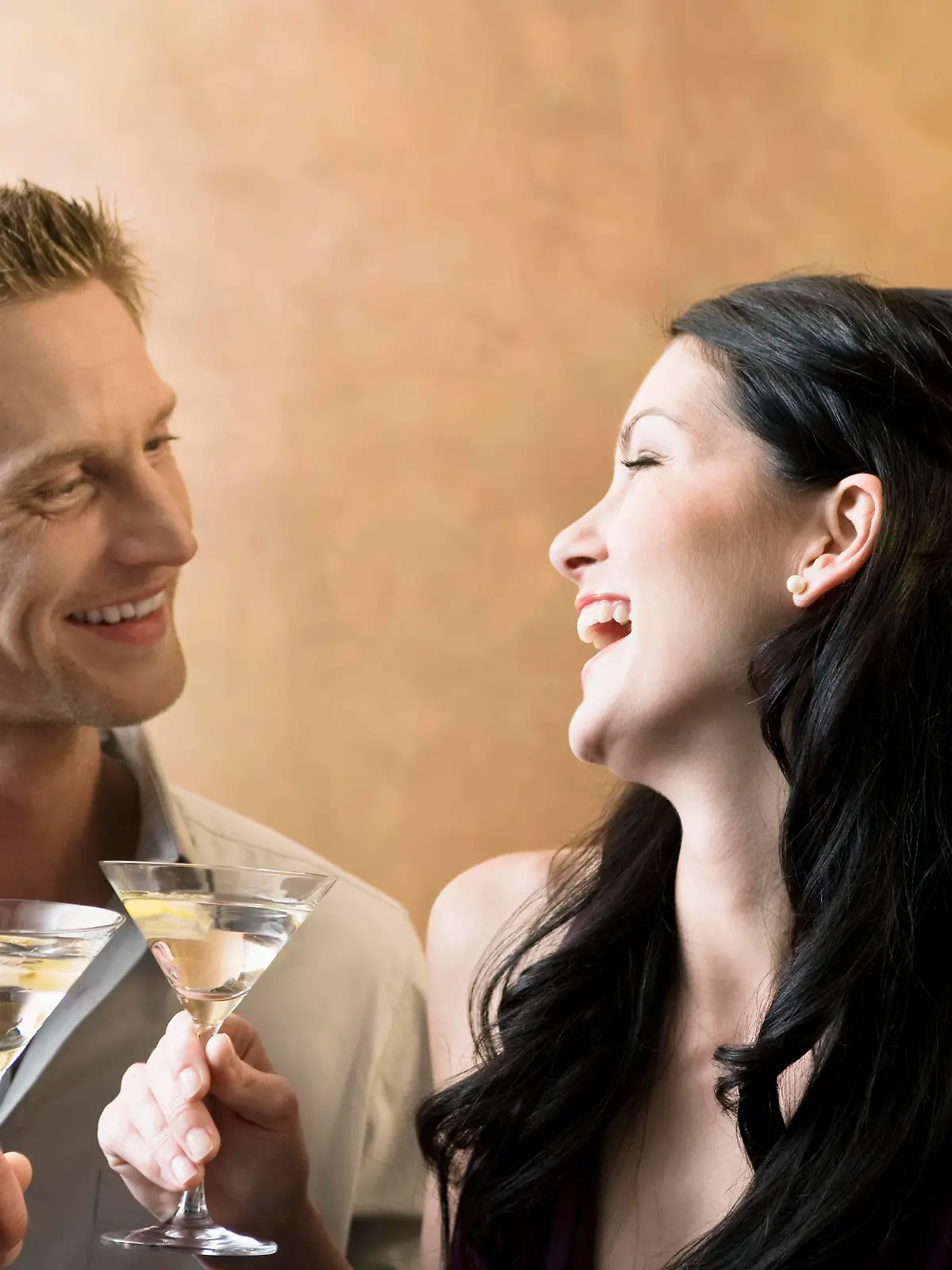 portrait of young couple in bar with cocktail glasses Keine Weitergabe an Drittverwerter., Royalty free: Bei werblicher Verwendung Preis auf Anfrage