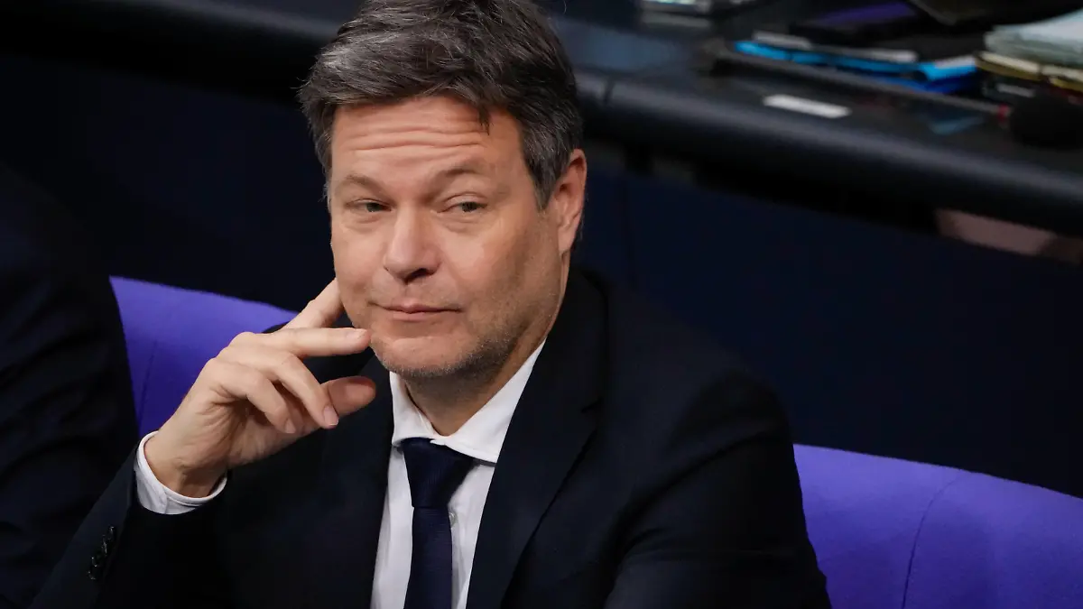 82. Bundestagssitzung und Debatte Aktuell,26.01.2023 Berlin, Wirtschafts- und Klimaminister Robert Habeck Gruene im Portrait mit besonderem Blick auf der Regierungsbank bei der Debatte Regierungserklaerung zum Jahreswirtschaftsbericht 2023, Jahresgutachten des Sachverstaendigenrates bei der 82. Sitzung des Deutschen Bundestag in Berlin Berlin Berlin *** 82 Bundestag Session and Debate Current,26 01 2023 Berlin, Economy and Climate Minister Robert Habeck Gruene in portrait with special view on the government bench during the debate government statement on the annual economic report 2023, annual report of the Council of Experts at the 82 session of the German Bundestag in Berlin Berlin