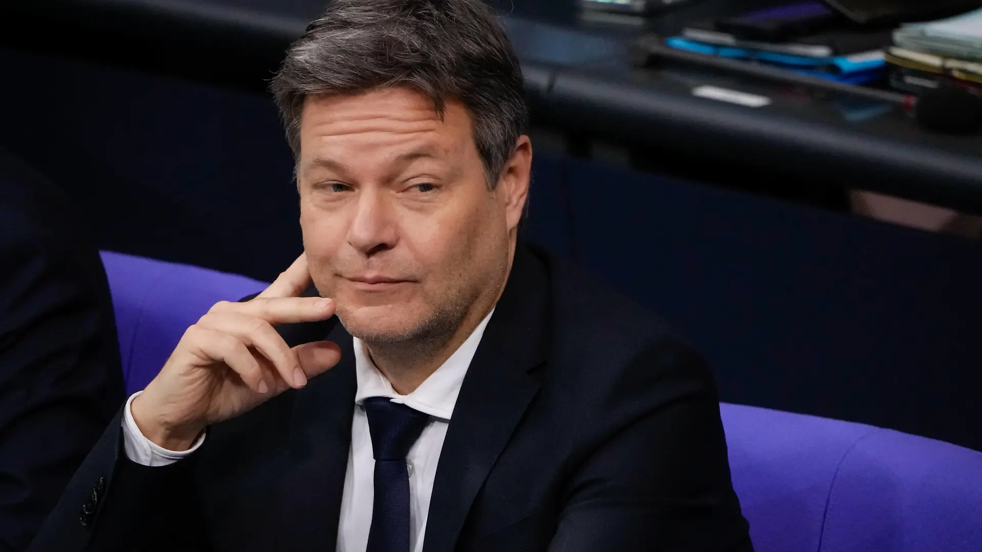 82. Bundestagssitzung und Debatte Aktuell,26.01.2023 Berlin, Wirtschafts- und Klimaminister Robert Habeck Gruene im Portrait mit besonderem Blick auf der Regierungsbank bei der Debatte Regierungserklaerung zum Jahreswirtschaftsbericht 2023, Jahresgutachten des Sachverstaendigenrates bei der 82. Sitzung des Deutschen Bundestag in Berlin Berlin Berlin *** 82 Bundestag Session and Debate Current,26 01 2023 Berlin, Economy and Climate Minister Robert Habeck Gruene in portrait with special view on the government bench during the debate government statement on the annual economic report 2023, annual report of the Council of Experts at the 82 session of the German Bundestag in Berlin Berlin