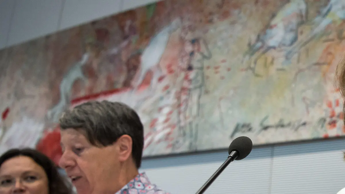 dpatopbilder - SPD-Generalsekretärin Katarina Barley (r) sitzt am 30.05.2017 zu Beginn der Fraktionssitzung der Sozialdemokratischen Partei Deutschlands (SPD) im Deutschen Bundestag in Berlin. Barley soll nach dpa-Informationen neue Bundesfamilienministerin werden und Manuela Schwesig nachfolgen, die Ministerpräsidentin in Mecklenburg-Vorpommern werden soll. Foto: Bernd von Jutrczenka/dpa +++(c) dpa - Bildfunk+++