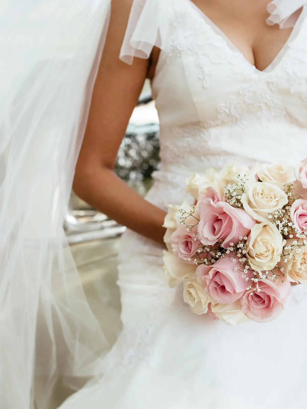 Close up Hochzeitskleid mit Blumenstrauß