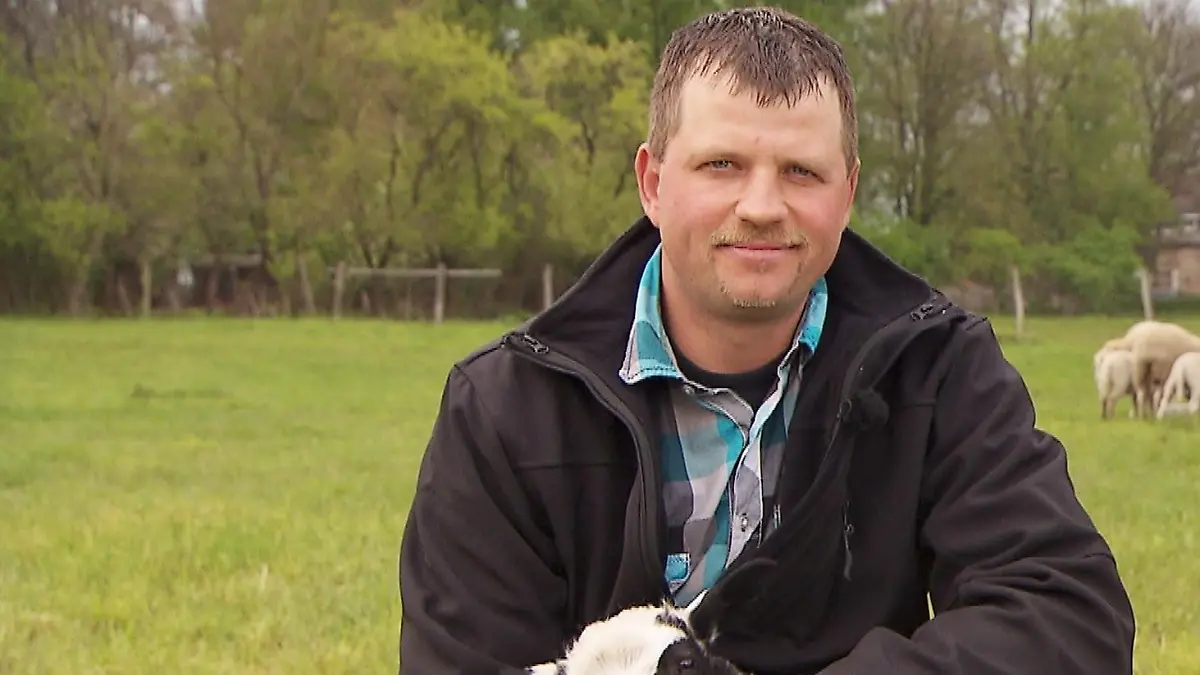 +++++++++++++++++++++++++++++++++ACHTUNG SPERRFRIST!!KEINE VERÖFFENTLICHUNG VOR DEM 05.06.2017, 20:15 UHR !!+++++++++++++++++++++++++++++++++Der bodenständige Brandenburger Michael "Micha" (33) aus dem Odervorland in Brandenburg betreibt im Nebenerwerb einen Mischbetrieb mit 3ha Gürnland, elf Mutterschafen und Nachzucht, 20 Hühner, fünf Schweine, zwei Pferde, drei Ziegen, drei Gänsen, zehn Enten, zwei Hunden und vier Hasen.