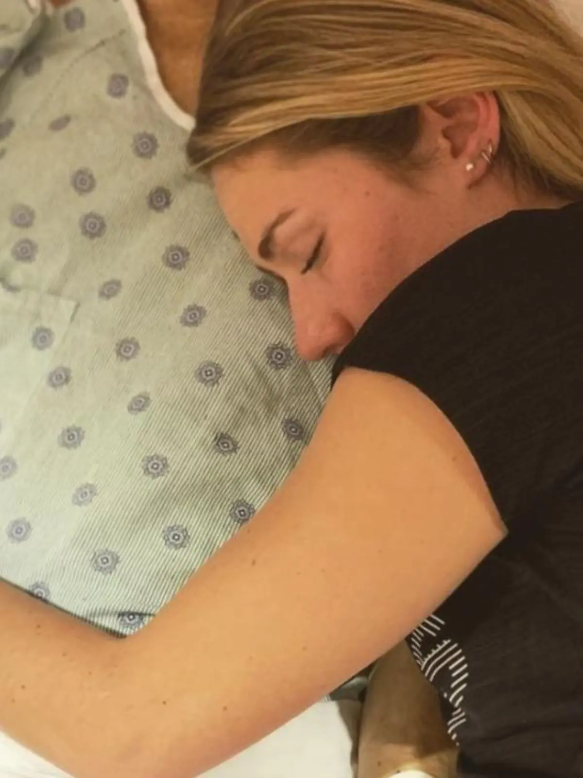 Mikaela Shiffrin liegt an der Seite ihres kurz zuvor verstorbenen Vaters, nimmt Abschied.