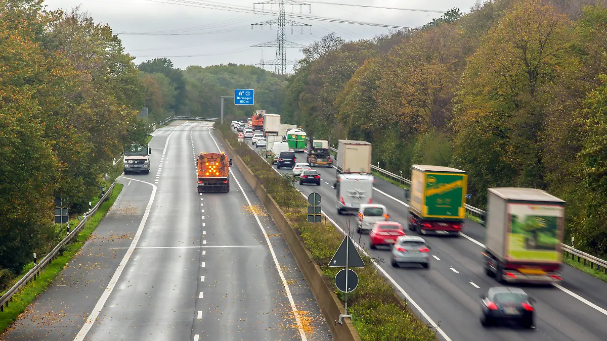 Die Autobahn 57 ist in Fahrtrichtung Köln zwischen Neuss-West und dem Kreuz Köln-Nord den ganzen Tag gesperrt. Offenbar war aus einem Lkw Seifenlauge ausgelaufen. Die Fahrbahn muss aufwändig gereinigt werden. Im Bild sind die Arbeiten in Höhe der Abfahrt Dormagen zu sehen,