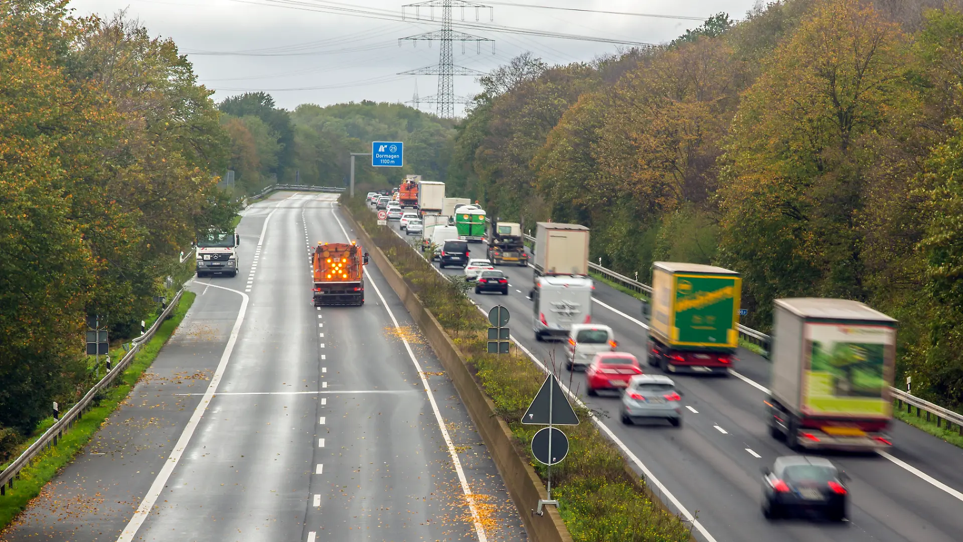 Die Autobahn 57 ist in Fahrtrichtung Köln zwischen Neuss-West und dem Kreuz Köln-Nord den ganzen Tag gesperrt. Offenbar war aus einem Lkw Seifenlauge ausgelaufen. Die Fahrbahn muss aufwändig gereinigt werden. Im Bild sind die Arbeiten in Höhe der Abfahrt Dormagen zu sehen,