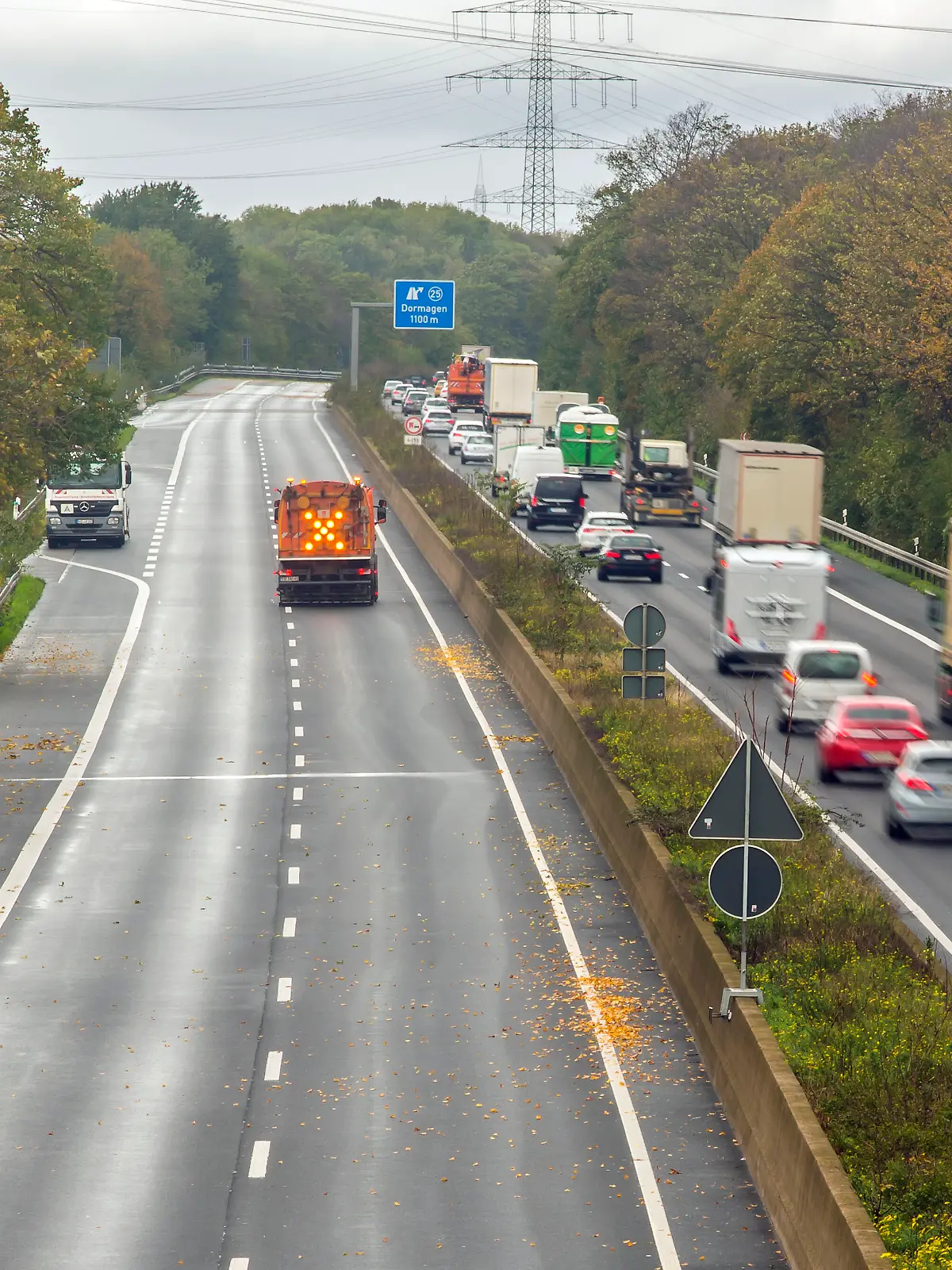 Die Autobahn 57 ist in Fahrtrichtung Köln zwischen Neuss-West und dem Kreuz Köln-Nord den ganzen Tag gesperrt. Offenbar war aus einem Lkw Seifenlauge ausgelaufen. Die Fahrbahn muss aufwändig gereinigt werden. Im Bild sind die Arbeiten in Höhe der Abfahrt Dormagen zu sehen,