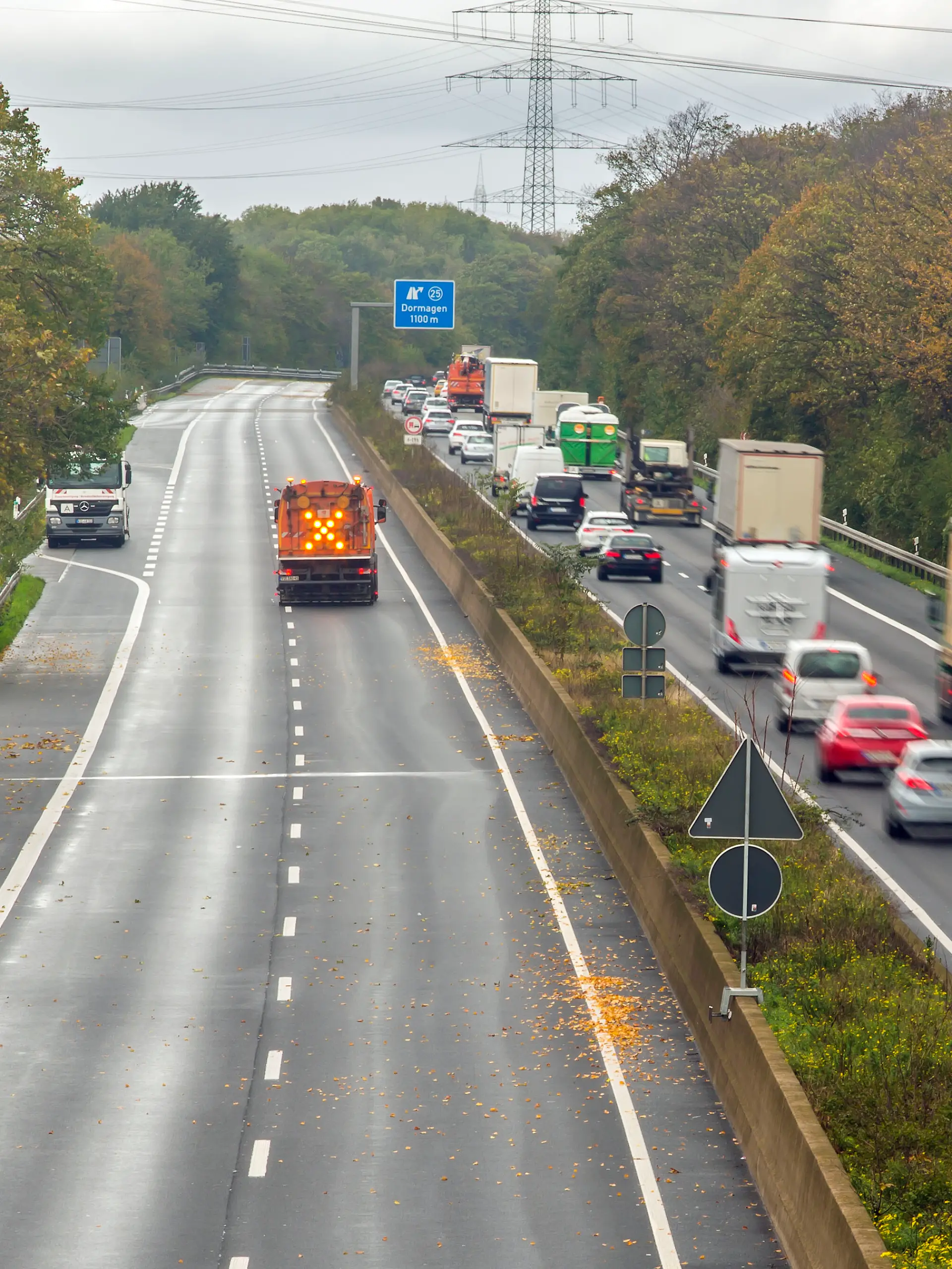 Die Autobahn 57 ist in Fahrtrichtung Köln zwischen Neuss-West und dem Kreuz Köln-Nord den ganzen Tag gesperrt. Offenbar war aus einem Lkw Seifenlauge ausgelaufen. Die Fahrbahn muss aufwändig gereinigt werden. Im Bild sind die Arbeiten in Höhe der Abfahrt Dormagen zu sehen,