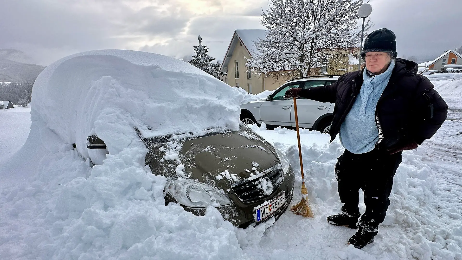 Mehr als 1,50 Meter Neuschnee in nicht einmal 24 Stunden. Das Bundesland Kärnten versinkt im Schnee. Besonders dramatisch ist die Situation in den Hochlagen. In den Karawanken, ein Grenzgebirge zwischen sterreich und Slowenien, schneite es seit Montag ununterbrochen. Auf den Dchern herrscht eine extreme Last. Feuerwehren aus der Umgebung sind hier im Einsatz. Zusammen mit der Bergwacht entfernen sie mhevoll in einem Kraftakt den Schnee von den Dchern. Der gesamte Ort versinkt im Schnee. Anwohner Thomas Jug kann sich nur vor Jahren an solch Schneemassen erinnern: ãVor 20 Jahren, da war es noch schlimmer. Aber in einer Woche so viel Schnee, das ist schon selten.Ò
Erste kleinere Schneelawinen sind auch schon abgegangen.