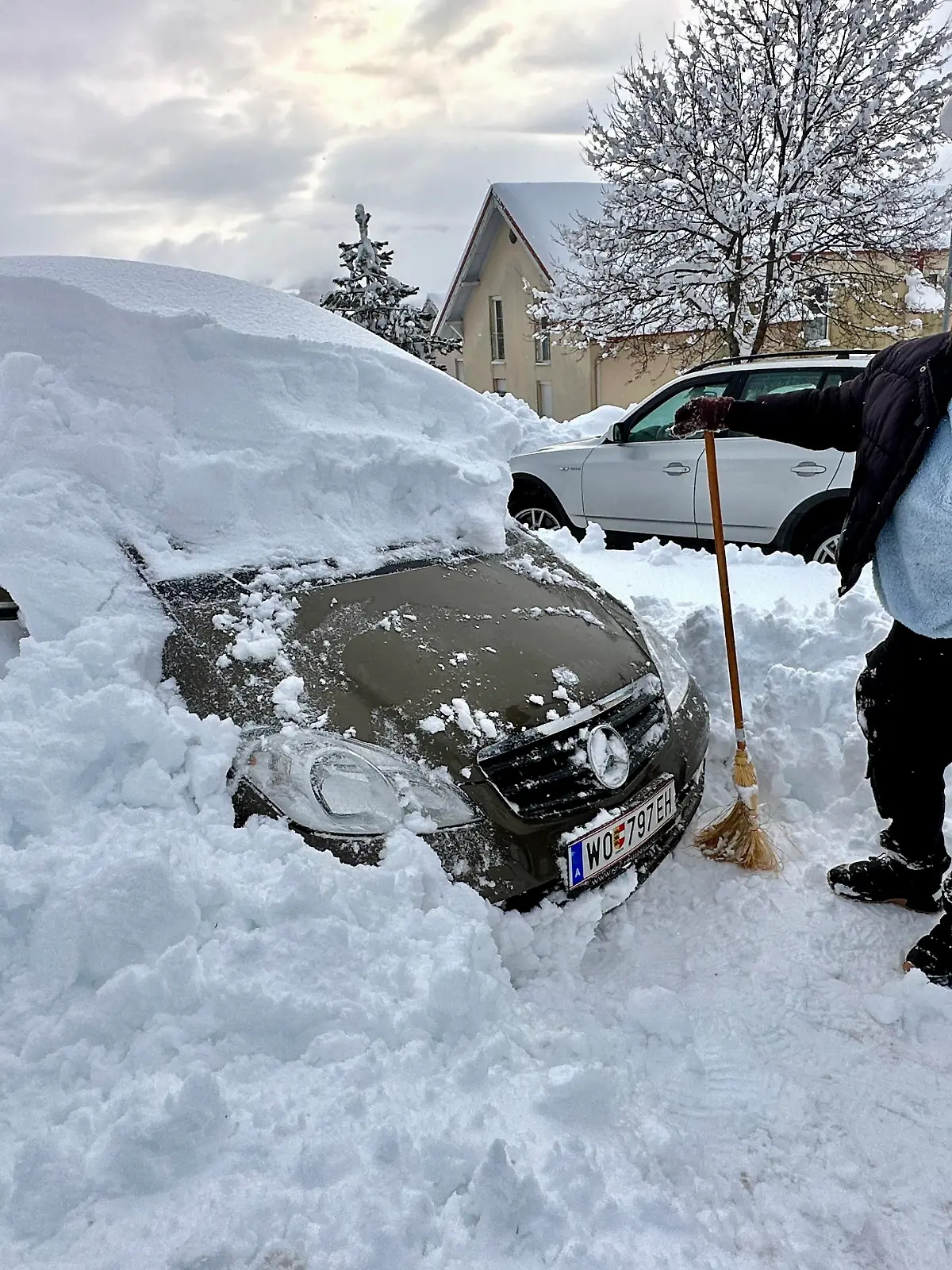 Mehr als 1,50 Meter Neuschnee in nicht einmal 24 Stunden. Das Bundesland Kärnten versinkt im Schnee. Besonders dramatisch ist die Situation in den Hochlagen. In den Karawanken, ein Grenzgebirge zwischen sterreich und Slowenien, schneite es seit Montag ununterbrochen. Auf den Dchern herrscht eine extreme Last. Feuerwehren aus der Umgebung sind hier im Einsatz. Zusammen mit der Bergwacht entfernen sie mhevoll in einem Kraftakt den Schnee von den Dchern. Der gesamte Ort versinkt im Schnee. Anwohner Thomas Jug kann sich nur vor Jahren an solch Schneemassen erinnern: ãVor 20 Jahren, da war es noch schlimmer. Aber in einer Woche so viel Schnee, das ist schon selten.Ò
Erste kleinere Schneelawinen sind auch schon abgegangen.