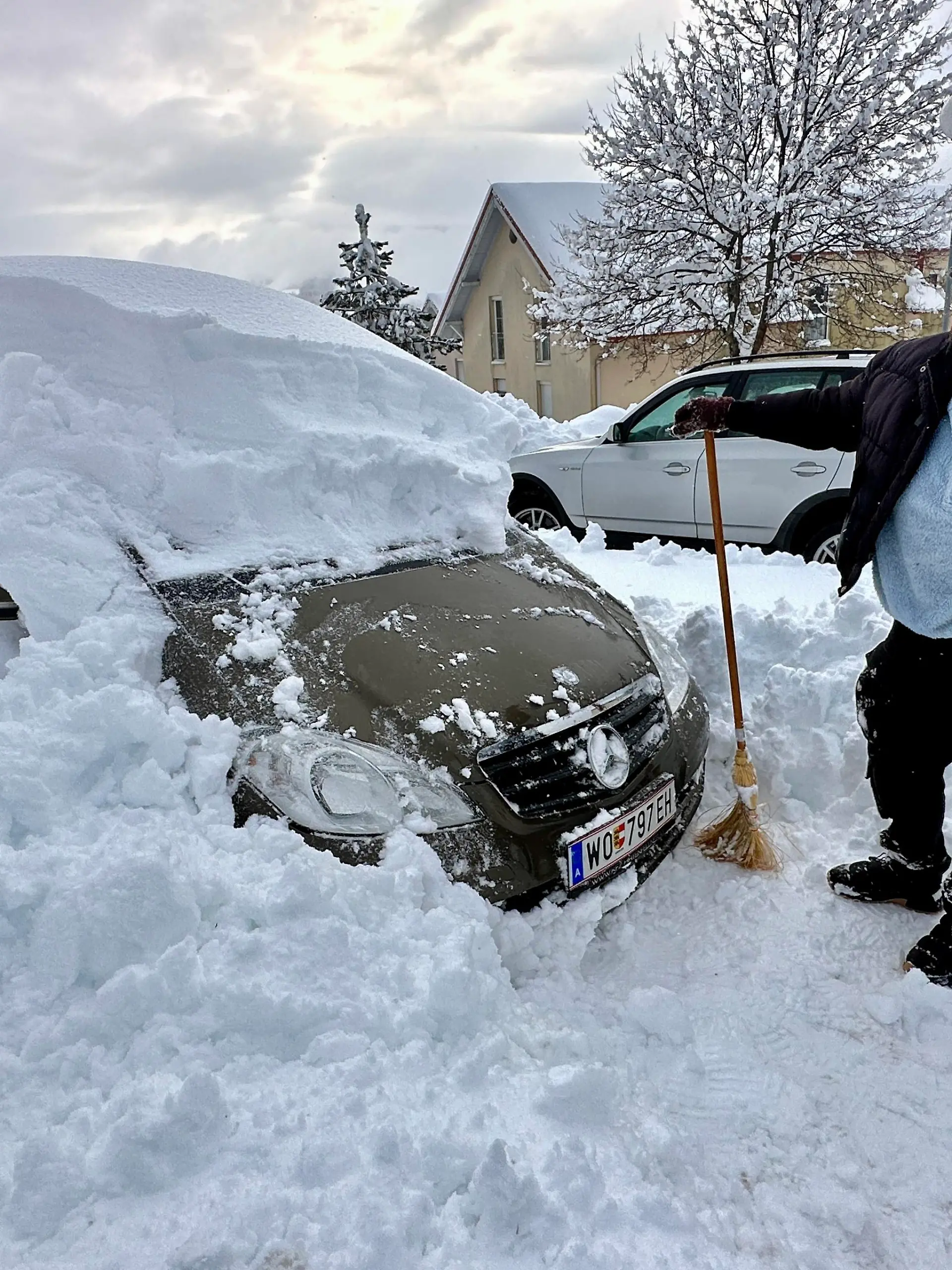 Mehr als 1,50 Meter Neuschnee in nicht einmal 24 Stunden. Das Bundesland Kärnten versinkt im Schnee. Besonders dramatisch ist die Situation in den Hochlagen. In den Karawanken, ein Grenzgebirge zwischen sterreich und Slowenien, schneite es seit Montag ununterbrochen. Auf den Dchern herrscht eine extreme Last. Feuerwehren aus der Umgebung sind hier im Einsatz. Zusammen mit der Bergwacht entfernen sie mhevoll in einem Kraftakt den Schnee von den Dchern. Der gesamte Ort versinkt im Schnee. Anwohner Thomas Jug kann sich nur vor Jahren an solch Schneemassen erinnern: ãVor 20 Jahren, da war es noch schlimmer. Aber in einer Woche so viel Schnee, das ist schon selten.Ò
Erste kleinere Schneelawinen sind auch schon abgegangen.