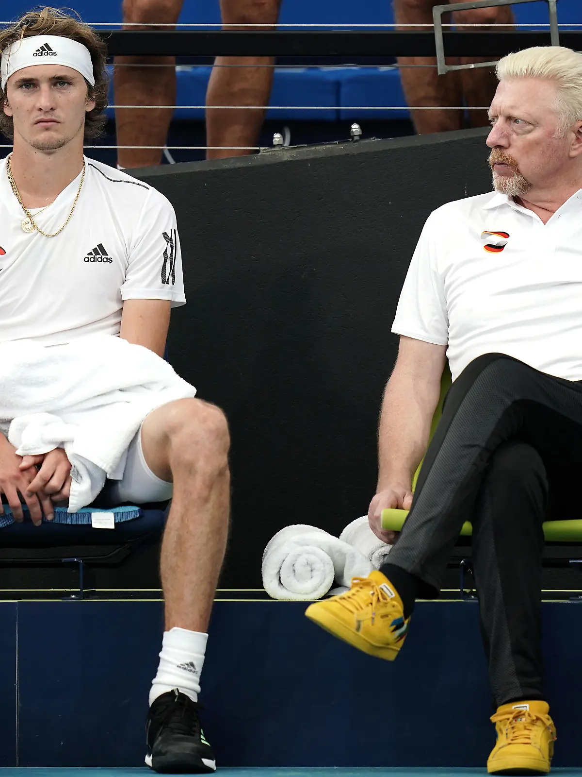 Tennis, Herren: ATP Cup - Gruppenphase, Gruppe F, Gruppenspielrunde, Zverev (Deutschland) - Shapovalov (Kanada): Alexander Zverev und Boris Becker, ATP-Kapitän, reagieren am Spielfeldrand.