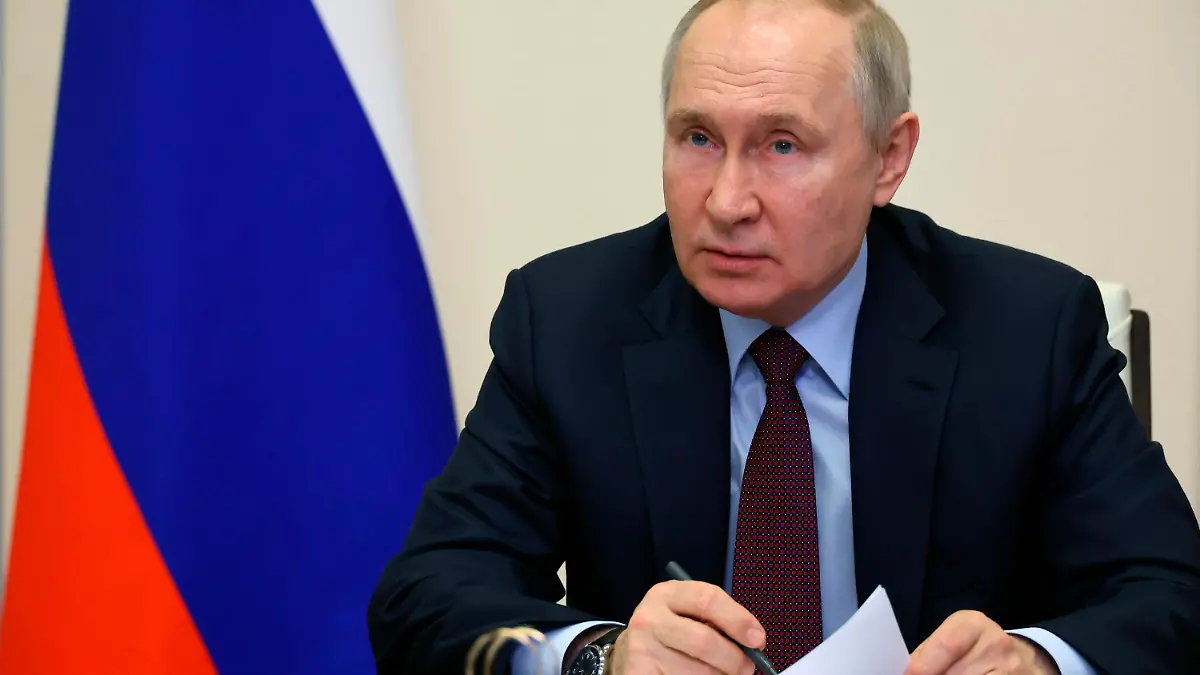 11.01.2023, Russland, Nowo-Ogarjowo: Dieses von der staatlichen russischen Nachrichtenagentur Sputnik via AP veröffentlichte Foto zeigt Wladimir Putin, Präsident von Russland, während einer Kabinettssitzung per Videokonferenz in der Nowo-Ogarjowo-Residenz. Rund zehneinhalb Monate nach Beginn des Angriffskriegs gegen die Ukraine hat Putin die Lage in den völkerrechtswidrig annektierten Gebieten der Ukraine als «schwierig» beschrieben. Foto: Mikhail Klimentyev/Pool Sputnik Kremlin/AP/dpa +++ dpa-Bildfunk +++