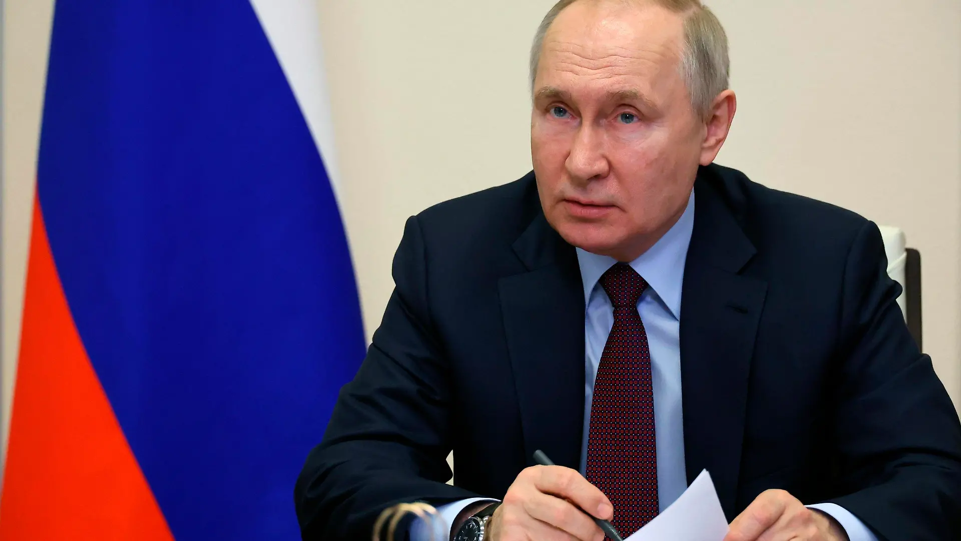 11.01.2023, Russland, Nowo-Ogarjowo: Dieses von der staatlichen russischen Nachrichtenagentur Sputnik via AP veröffentlichte Foto zeigt Wladimir Putin, Präsident von Russland, während einer Kabinettssitzung per Videokonferenz in der Nowo-Ogarjowo-Residenz. Rund zehneinhalb Monate nach Beginn des Angriffskriegs gegen die Ukraine hat Putin die Lage in den völkerrechtswidrig annektierten Gebieten der Ukraine als «schwierig» beschrieben. Foto: Mikhail Klimentyev/Pool Sputnik Kremlin/AP/dpa +++ dpa-Bildfunk +++