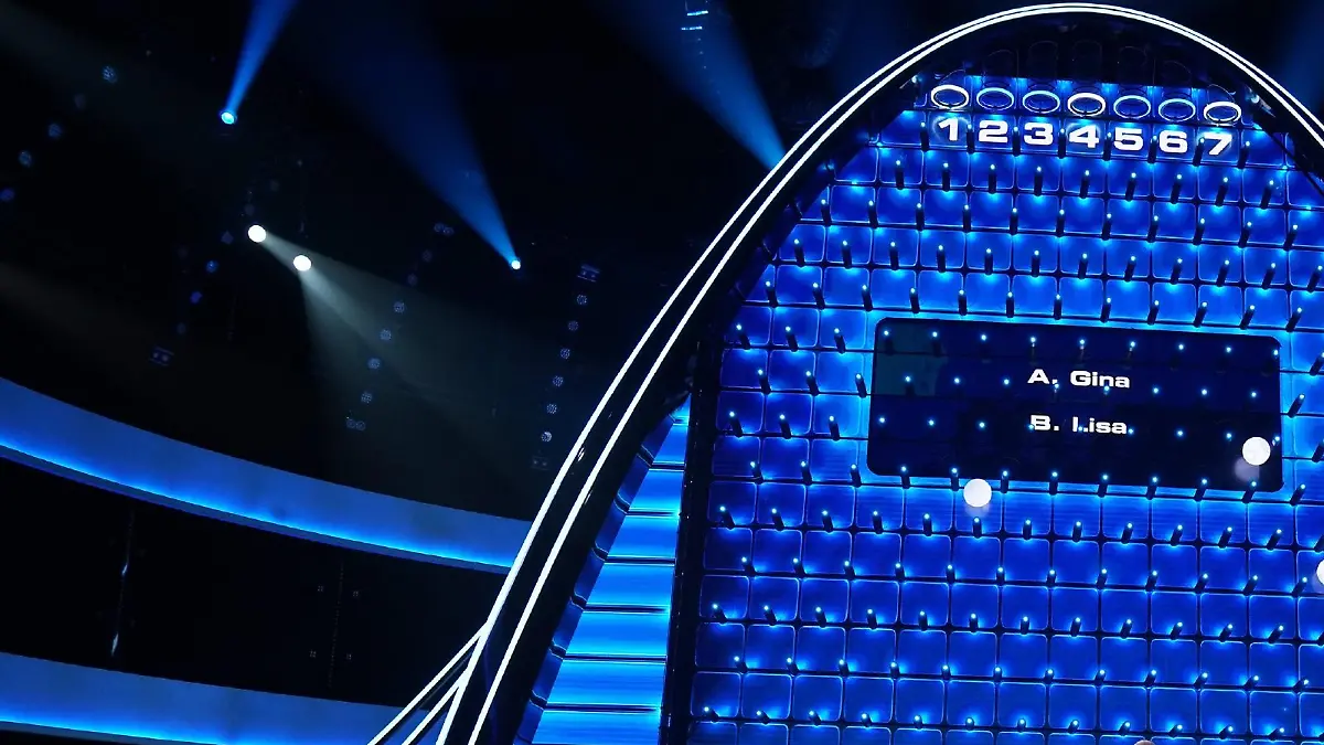 "The Wall" bei RTL - Die Regeln, Runde 1 - "Free Fall": Die ersten fünf Quizfragen werden an beide Kandidaten im Studio gestellt. Parallel dazu fallen drei weiße Bälle in die Wand. Ist die richtige Antwort gegeben, bevor ein Ball in einer Box gelandet ist, wird der Ball grün und der entsprechende Betrag wird gutgeschrieben. Bei einer falschen Antwort wird der Ball rot und der entsprechende Betrag wird abgezogen.