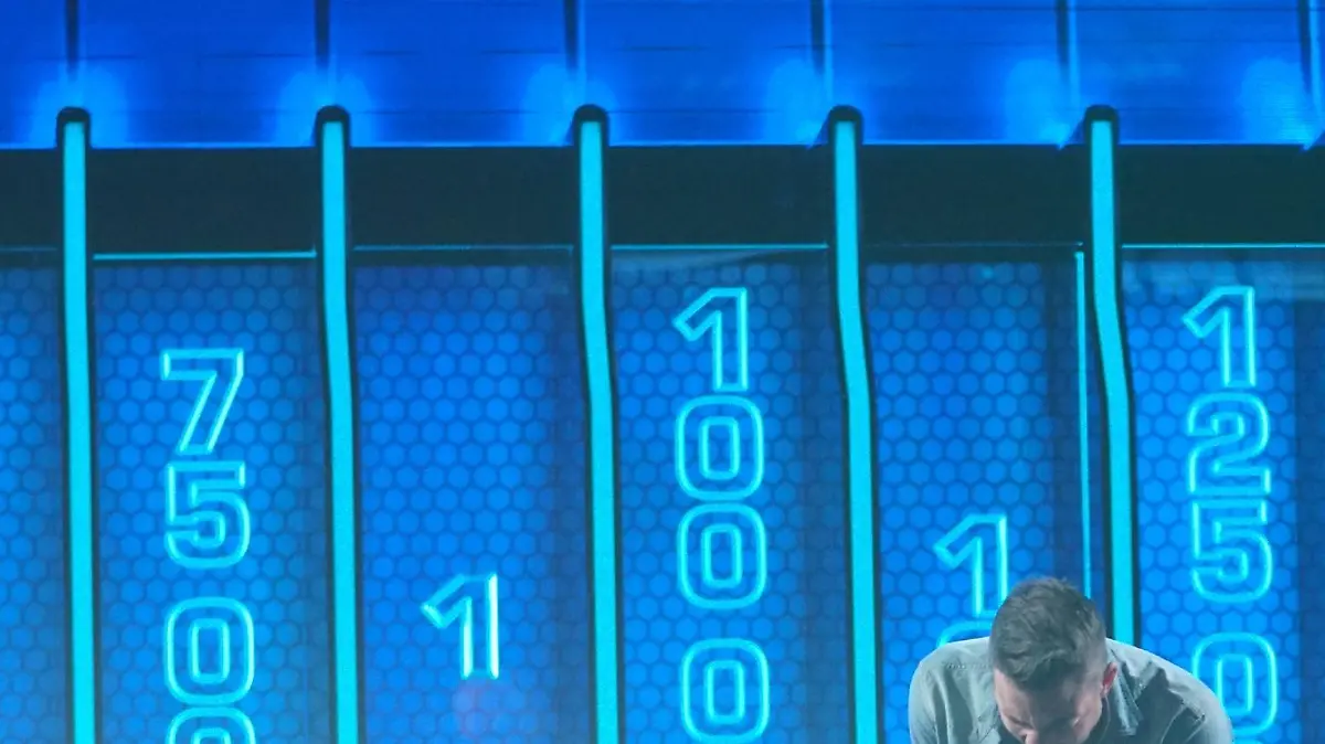 Bei der Quiz-Gameshow "The Wall" ist alles drin: von null Euro bis hin zu mehreren Millionen Euro. Bis zum Schluss ist "The Wall" eine nervenzerreißende, rasante Achterbahnfahrt - für Kandidaten, Moderator (r.) und Zuschauer zugleich!