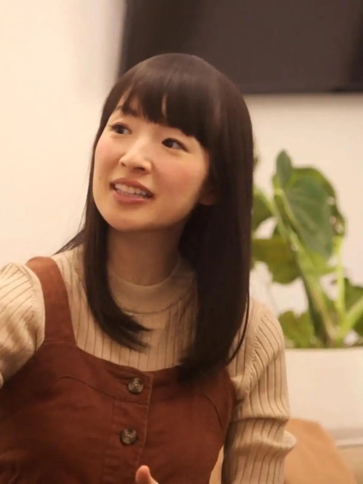 Sie war die Königin der Ordnung, hatte Shirts, Shorts und Schubladen fest im Griff und kein Chaos konnte ihr etwas anhaben – bis jetzt! Wie die japanische Aufräum-Expertin Marie Kondo bei einer Online-Veranstaltung zugab, herrscht bei ihr nun auch Chaos in der Bude. Den Grund können wir wohl alle nachvollziehen! Sehen Sie selbst im Video.