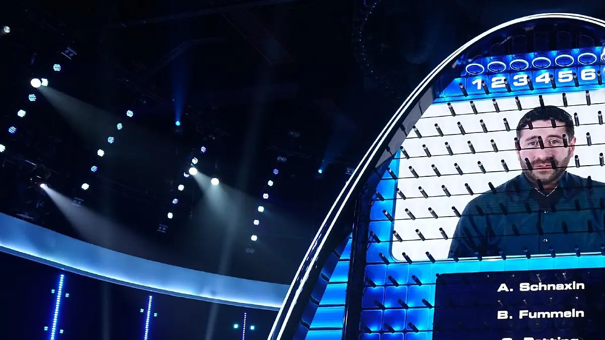 "The Wall" bei RTL - Die Regeln, Runde 2: Ein Kandidat befindet sich in 'Isolation'. Er kann nicht mehr mit seinem Partner kommunizieren und erhält keine Informationen über Spielstand oder ob er Fragen richtig beantwortet hat. Runde 2 startet mit zwei grünen Freibällen, es folgen 3 Quizfragen, die der isolierte Kandidat beantworten muss. Sein Partner entscheidet dann von wo aus der Ball in die Wand geworfen werden soll.