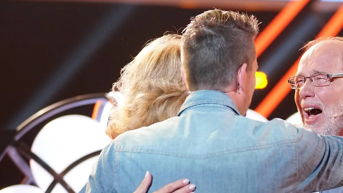 Bei der Quiz-Gameshow "The Wall" ist alles drin: von null Euro bis hin zu mehreren Millionen Euro. Bis zum Schluss ist "The Wall" eine nervenzerreißende, rasante Achterbahnfahrt - für Kandidaten, Moderator und Zuschauer zugleich!