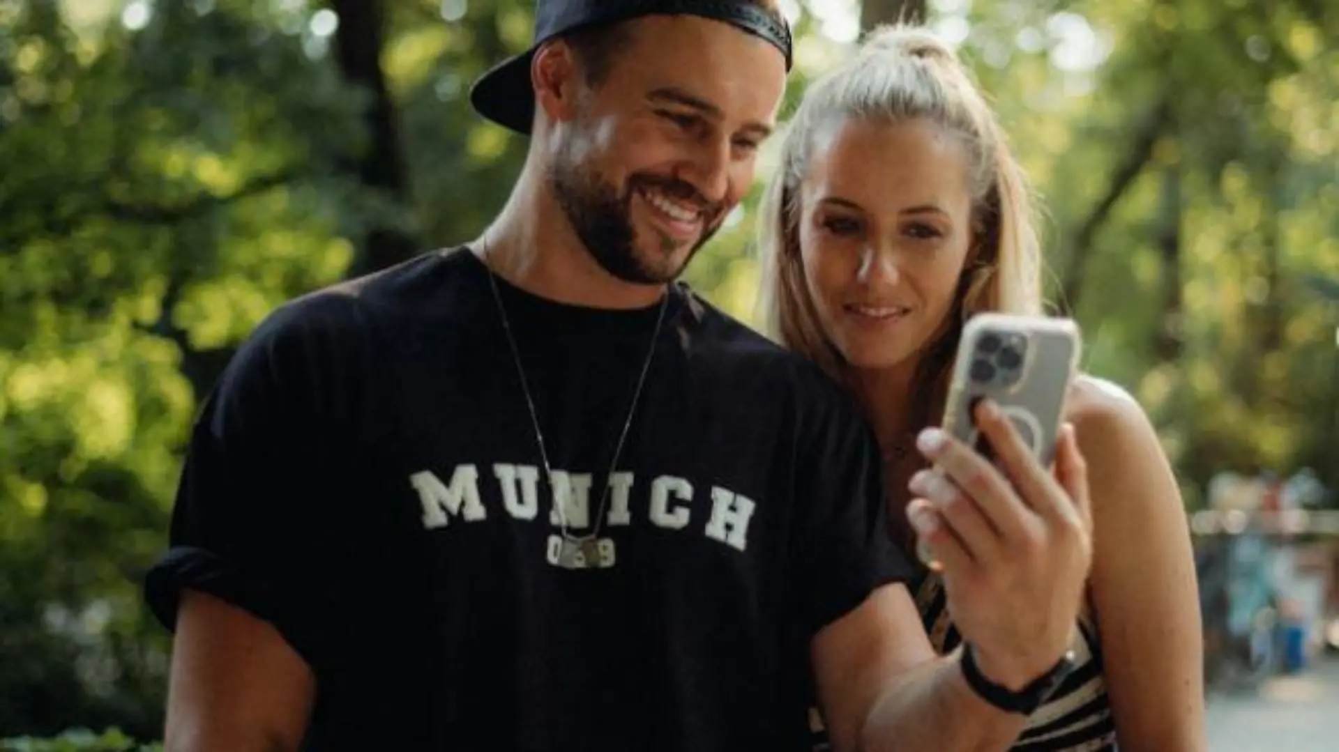 Alex Hindersmann und LAura Papendick machen ihre Liebe offziell