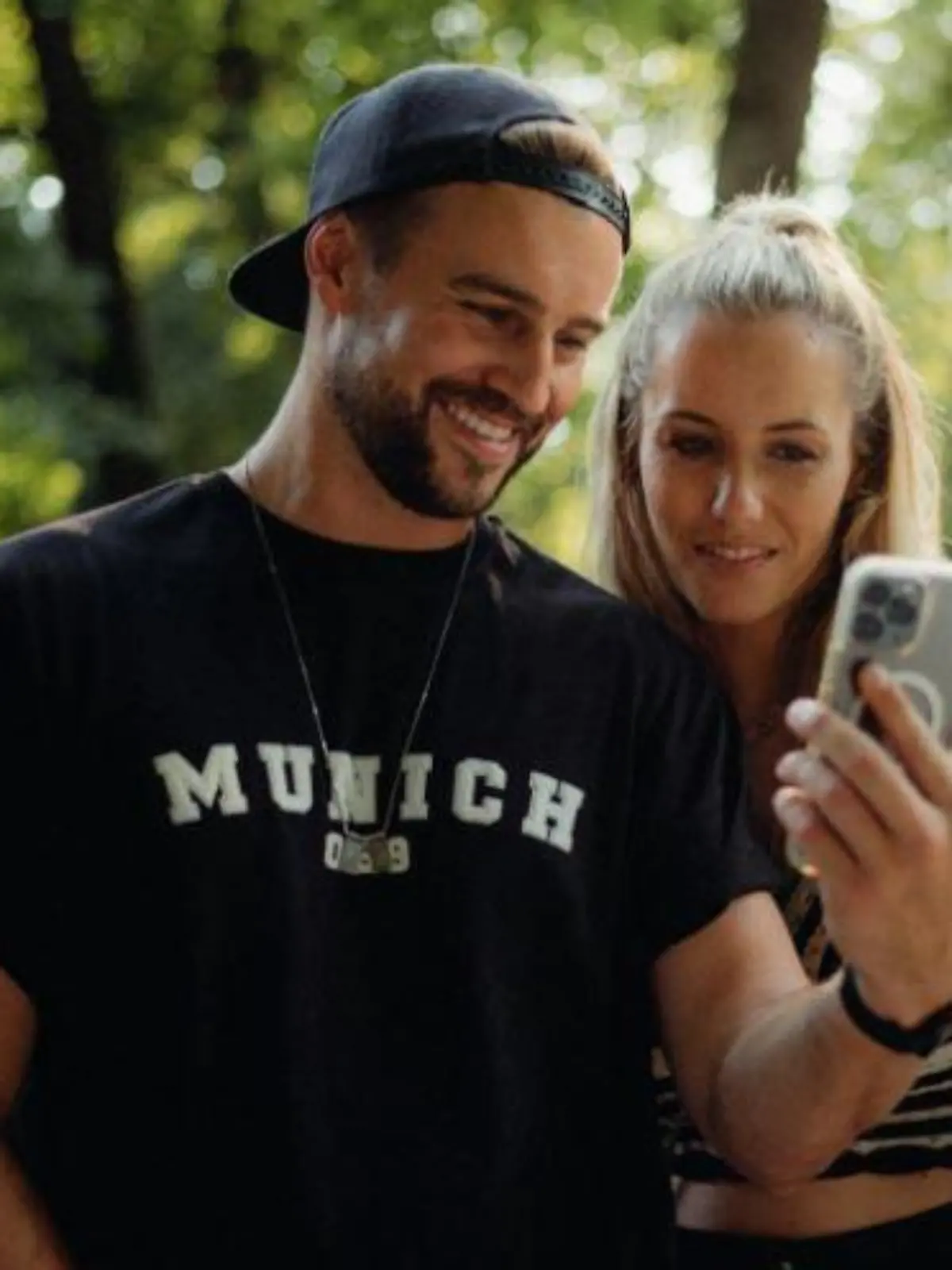 Alex Hindersmann und LAura Papendick machen ihre Liebe offziell