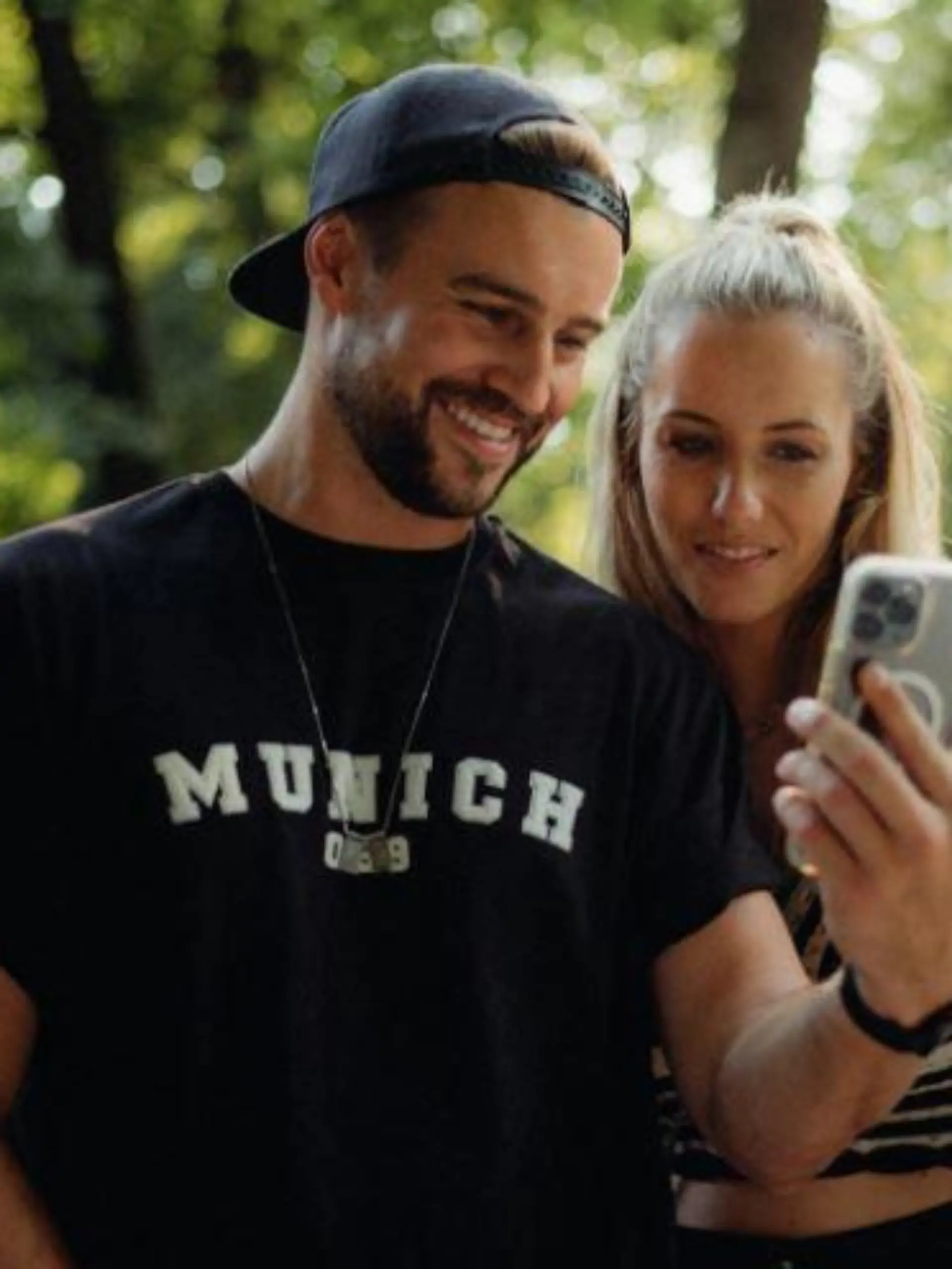 Alex Hindersmann und LAura Papendick machen ihre Liebe offziell