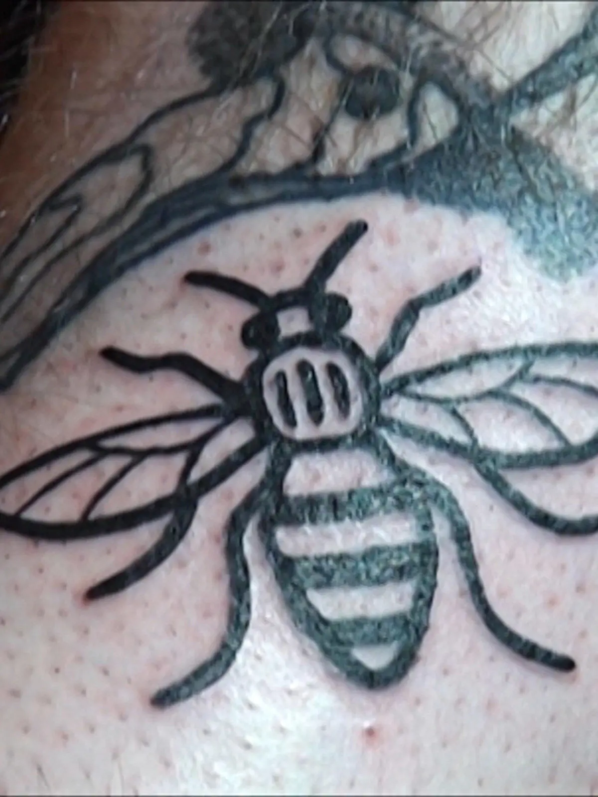 Auf seine Wade hat sich ein Mann ein Tattoo in Form einer Biene stechen lassen, aufgenommen am 26.05.2017. Aus Solidarität mit den Opfern des Terroranschlags von Manchester haben sich viele Briten jetzt Bienen-Tattoos stechen lassen. Die Biene gilt alös Symbol für die Stadt Manchester.  (zu dpa "Bienen-Tattoos aus Solidarität mit Terroropfern" vom 27.05.2017) Foto: Pa Video/PA Wire/dpa +++(c) dpa - Bildfunk+++