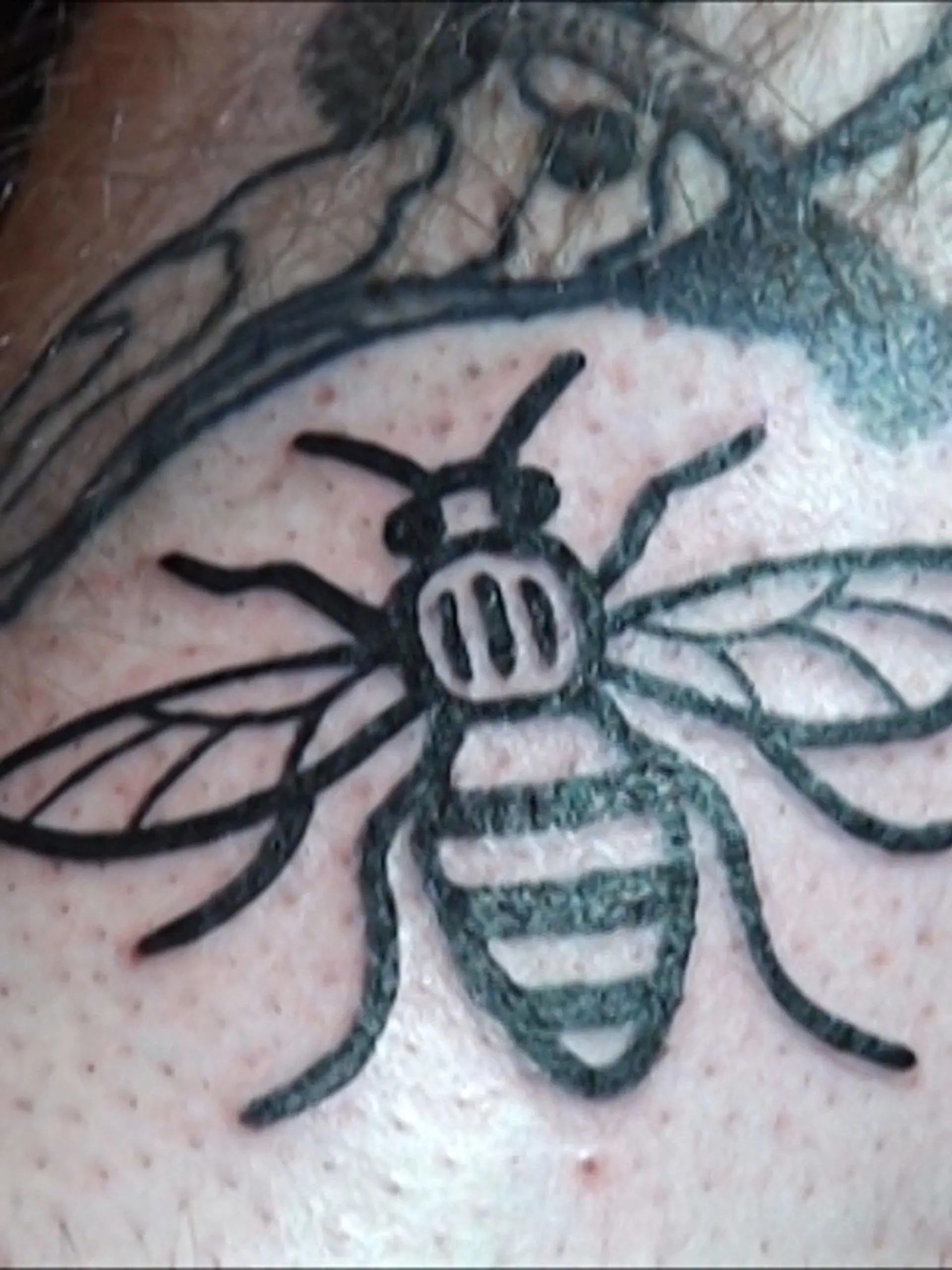 Auf seine Wade hat sich ein Mann ein Tattoo in Form einer Biene stechen lassen, aufgenommen am 26.05.2017. Aus Solidarität mit den Opfern des Terroranschlags von Manchester haben sich viele Briten jetzt Bienen-Tattoos stechen lassen. Die Biene gilt alös Symbol für die Stadt Manchester.  (zu dpa "Bienen-Tattoos aus Solidarität mit Terroropfern" vom 27.05.2017) Foto: Pa Video/PA Wire/dpa +++(c) dpa - Bildfunk+++