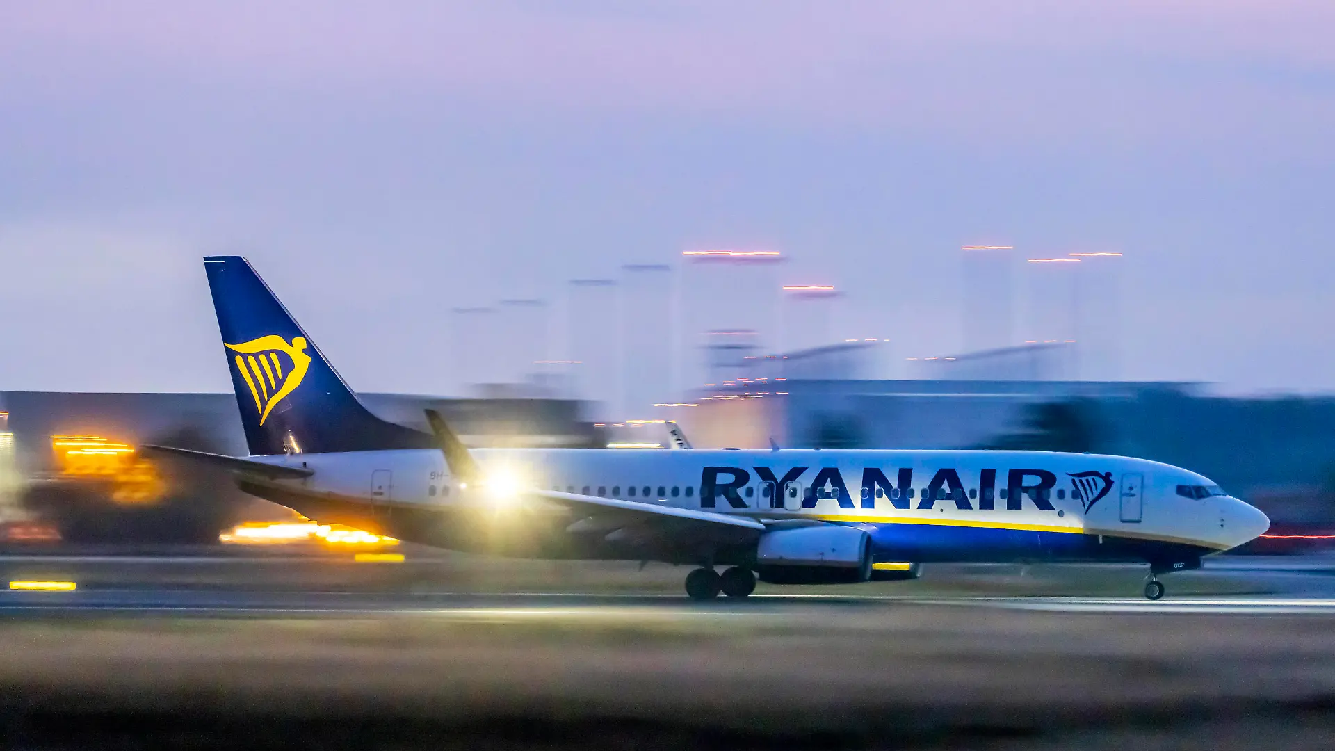 Frankfurt Airport. Der Rhein-Main-Flughafen ist der größte deutsche Verkehrsflughafen. Betreibskeit auf dem Vorfeld noch vor Sonnenaufgang. Flugzeug 9H-QCP, MALTA AIR, BOEING 737-800. // Deutschland, Hessen, Frankfurt am Main. *** Frankfurt Airport The Rhein Main Airport is the largest German commercial airport Operation on the apron even before sunrise Aircraft 9H QCP, MALTA AIR, BOEING 737 800 Germany, Hesse, Frankfurt am Main