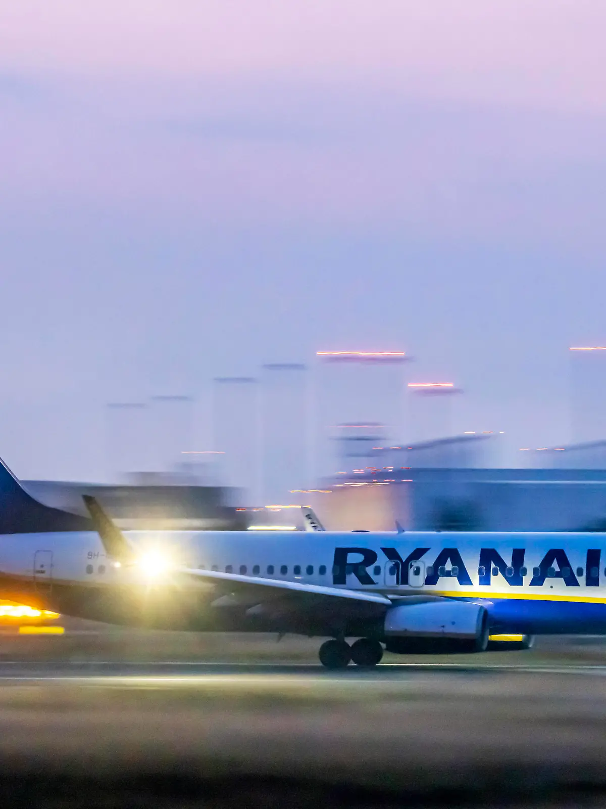 Frankfurt Airport. Der Rhein-Main-Flughafen ist der größte deutsche Verkehrsflughafen. Betreibskeit auf dem Vorfeld noch vor Sonnenaufgang. Flugzeug 9H-QCP, MALTA AIR, BOEING 737-800. // Deutschland, Hessen, Frankfurt am Main. *** Frankfurt Airport The Rhein Main Airport is the largest German commercial airport Operation on the apron even before sunrise Aircraft 9H QCP, MALTA AIR, BOEING 737 800 Germany, Hesse, Frankfurt am Main 