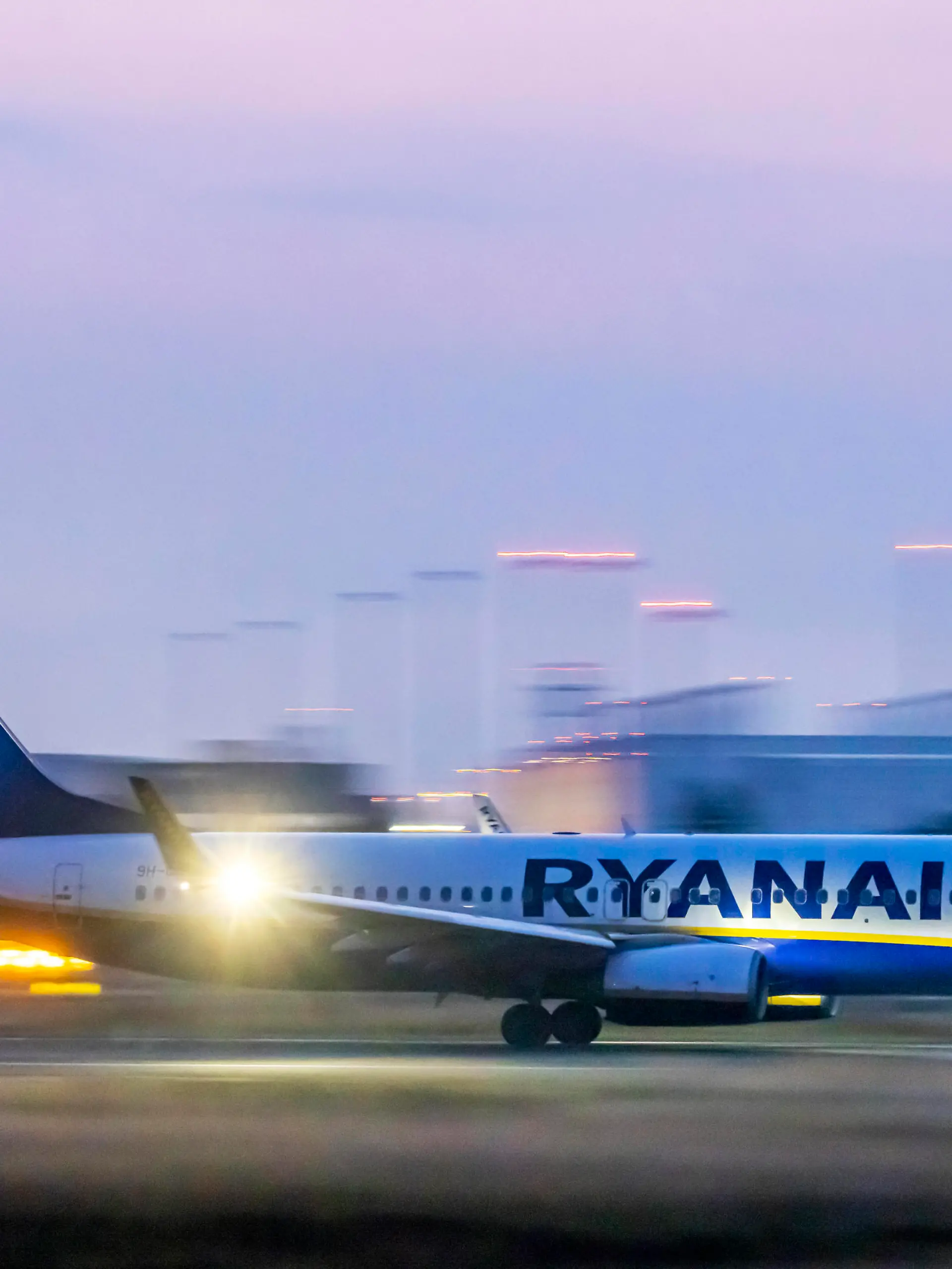 Frankfurt Airport. Der Rhein-Main-Flughafen ist der größte deutsche Verkehrsflughafen. Betreibskeit auf dem Vorfeld noch vor Sonnenaufgang. Flugzeug 9H-QCP, MALTA AIR, BOEING 737-800. // Deutschland, Hessen, Frankfurt am Main. *** Frankfurt Airport The Rhein Main Airport is the largest German commercial airport Operation on the apron even before sunrise Aircraft 9H QCP, MALTA AIR, BOEING 737 800 Germany, Hesse, Frankfurt am Main 