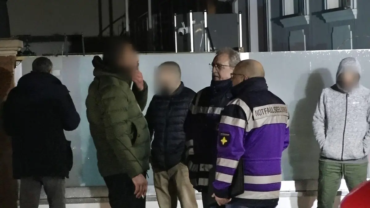 02.02.2023, Nordrhein-Westfalen, Recklinghausen: Notfallseelsorger stehen nahe der Unfallstelle. Bei dem Bahnunglück in Recklinghausen sind nach ersten Angaben des NRW-Innenministeriums zwei Kinder von einem Güterzug erfasst worden. Ein Kind sei gestorben und eines schwer verletzt, sagte ein Sprecher des Lagezentrums im NRW-Innenministerium am Donnerstagabend. Foto: Marcus Gayk/TNN/dpa +++ dpa-Bildfunk +++