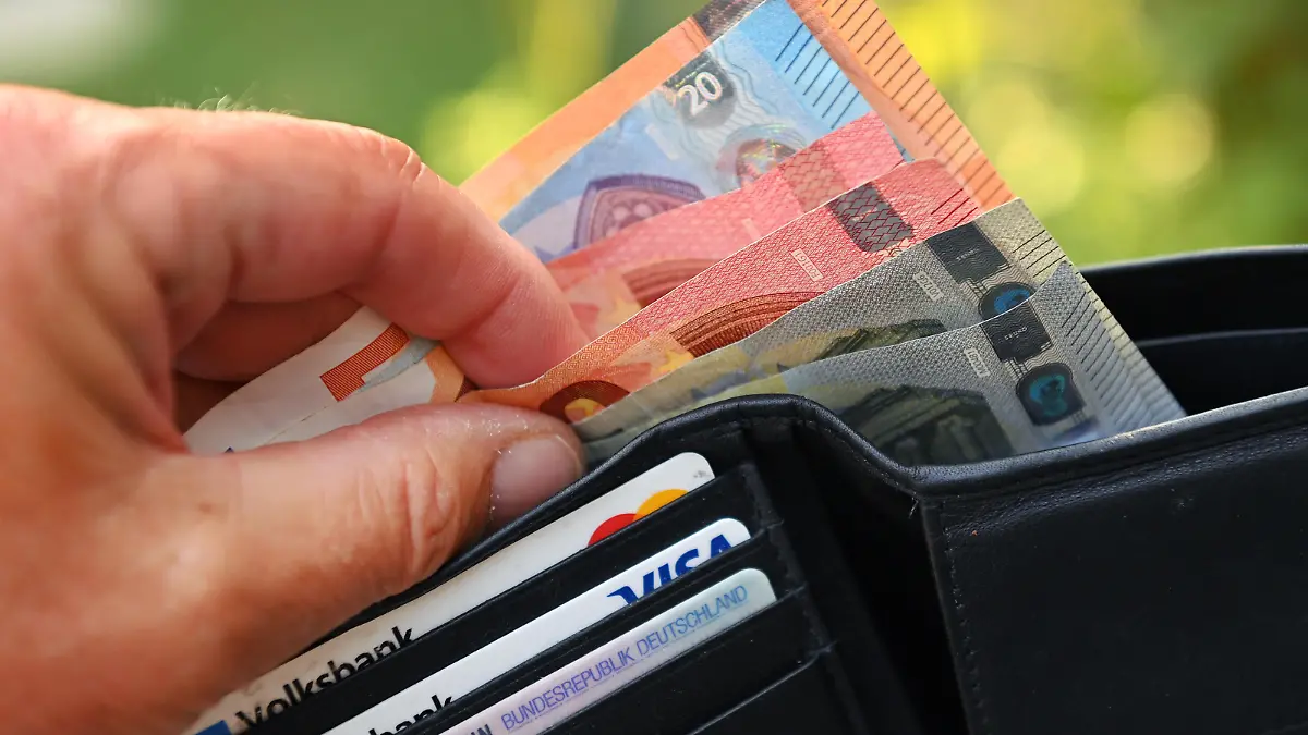 Feature Symbolbild Geld,Haushaltsgeld,Geld ausgeben,Altersarmut,sparen,Sparzwang,Geldnot, Euro Scheine ,Portemonnaie,Geldbeutel,Geldboerse, Hartz IV, Sozialhilfe,Budget,Geld zaehlen, Lebenshaltungskosten,Kosten,Inflation. ?SVEN SIMON Fotoagentur GmbH & Co. Pressefoto KG # Prinzess-Luise-Str. 41 # 45479 M u e l h e i m / R u h r # Tel. 0208/9413250 # Fax. 0208/9413260 # GLS Bank # BLZ 430 609 67 # Kto. 4030 025 100 # IBAN DE75 4306 0967 4030 0251 00 # BIC GENODEM1GLS # www.svensimon.net.