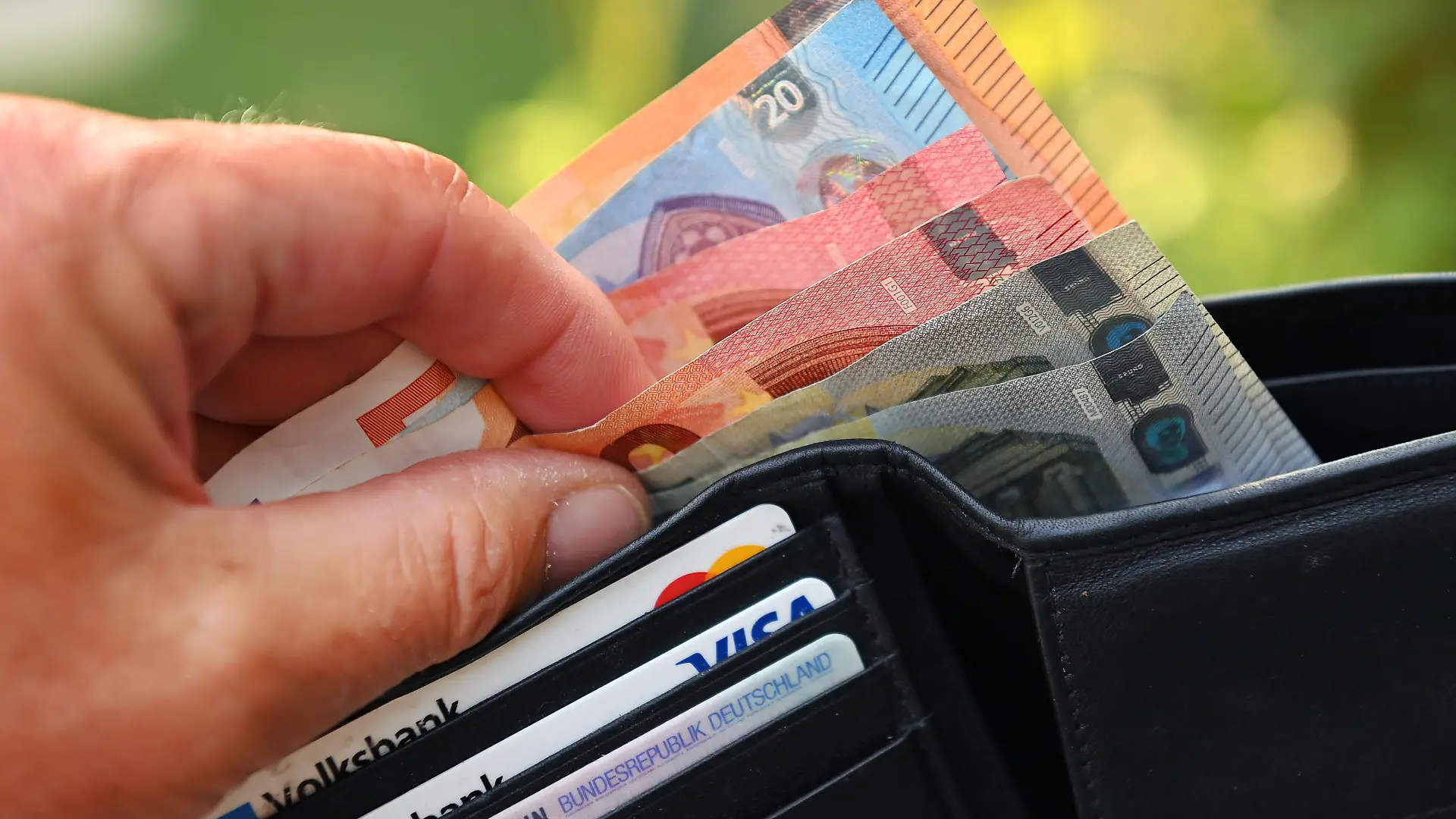 Feature Symbolbild Geld,Haushaltsgeld,Geld ausgeben,Altersarmut,sparen,Sparzwang,Geldnot, Euro Scheine ,Portemonnaie,Geldbeutel,Geldboerse, Hartz IV, Sozialhilfe,Budget,Geld zaehlen, Lebenshaltungskosten,Kosten,Inflation. ?SVEN SIMON Fotoagentur GmbH & Co. Pressefoto KG # Prinzess-Luise-Str. 41 # 45479 M u e l h e i m / R u h r # Tel. 0208/9413250 # Fax. 0208/9413260 # GLS Bank # BLZ 430 609 67 # Kto. 4030 025 100 # IBAN DE75 4306 0967 4030 0251 00 # BIC GENODEM1GLS # www.svensimon.net.