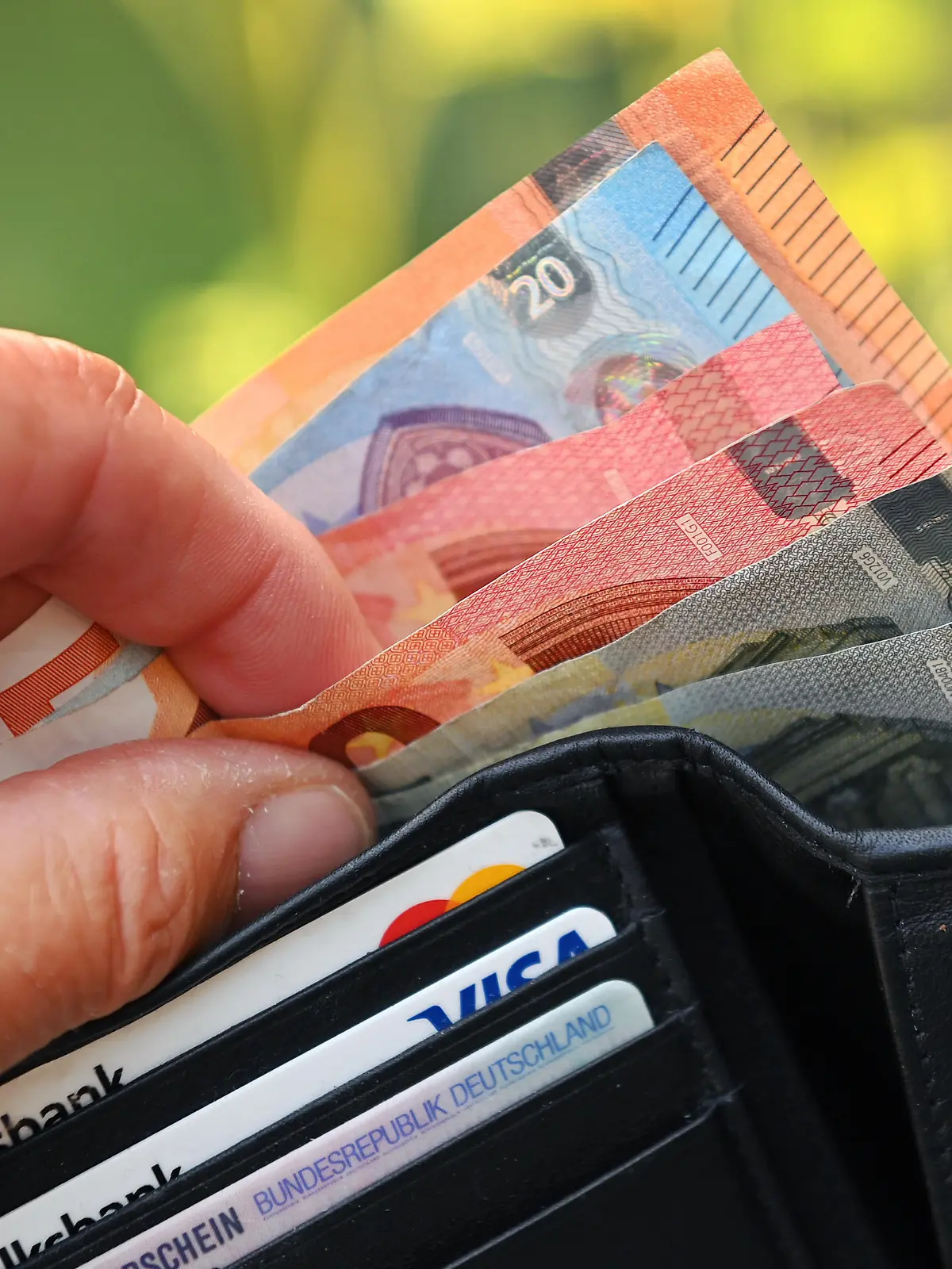 Feature Symbolbild Geld,Haushaltsgeld,Geld ausgeben,Altersarmut,sparen,Sparzwang,Geldnot, Euro Scheine ,Portemonnaie,Geldbeutel,Geldboerse, Hartz IV, Sozialhilfe,Budget,Geld zaehlen, Lebenshaltungskosten,Kosten,Inflation. ?SVEN SIMON Fotoagentur GmbH & Co. Pressefoto KG # Prinzess-Luise-Str. 41 # 45479 M u e l h e i m / R u h r # Tel. 0208/9413250 # Fax. 0208/9413260 # GLS Bank # BLZ 430 609 67 # Kto. 4030 025 100 # IBAN DE75 4306 0967 4030 0251 00 # BIC GENODEM1GLS # www.svensimon.net.