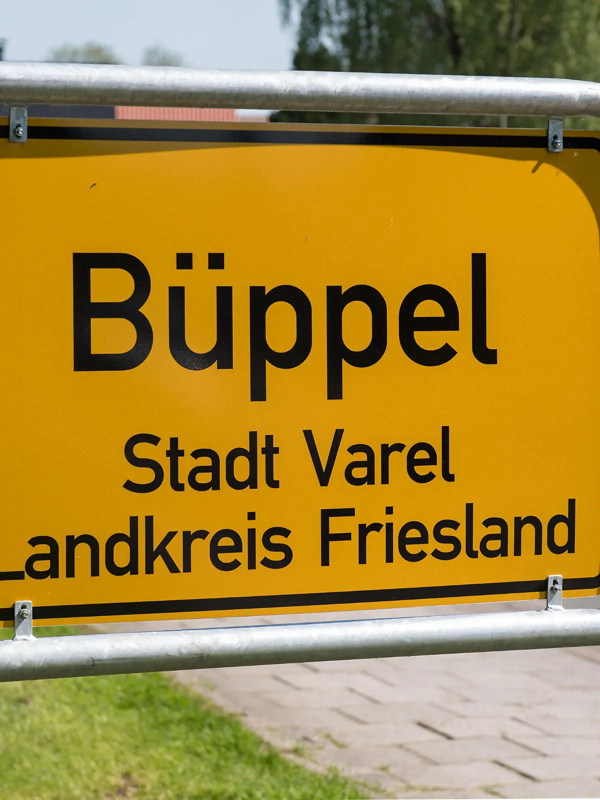 ARCHIV - Das Ortsschild vom Ortsteil Büppel der Stadt Varel (Niedersachsen), aufgenommen am 17.05.2017. In einem zweistöckigem Haus der Wohnsiedlung von Büppel ist am 14.05. eine 39 Jahre alte Frau erstochen in ihrer Wohnung aufgefunden worden. Die Polizei hat ihre 14 Jahre alte Tochter und deren 15 Jahre alten Freund als dringend Tatverdächtige festgenommen. (zu dpa "Muttermord: Ein seltenes Phänomen" vom 19.05.2017) Foto: Ingo Wagner/dpa +++(c) dpa - Bildfunk+++