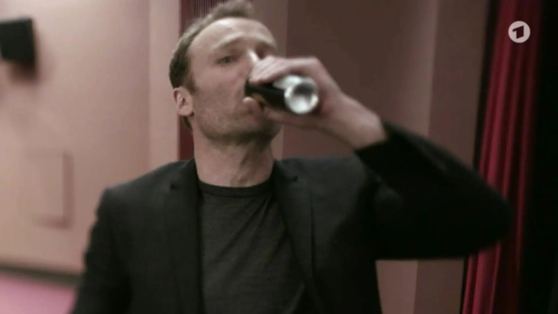 'Tatort'-Kommissar Robert Karow (Mark Waschke) trinkt Energy-Drinks.