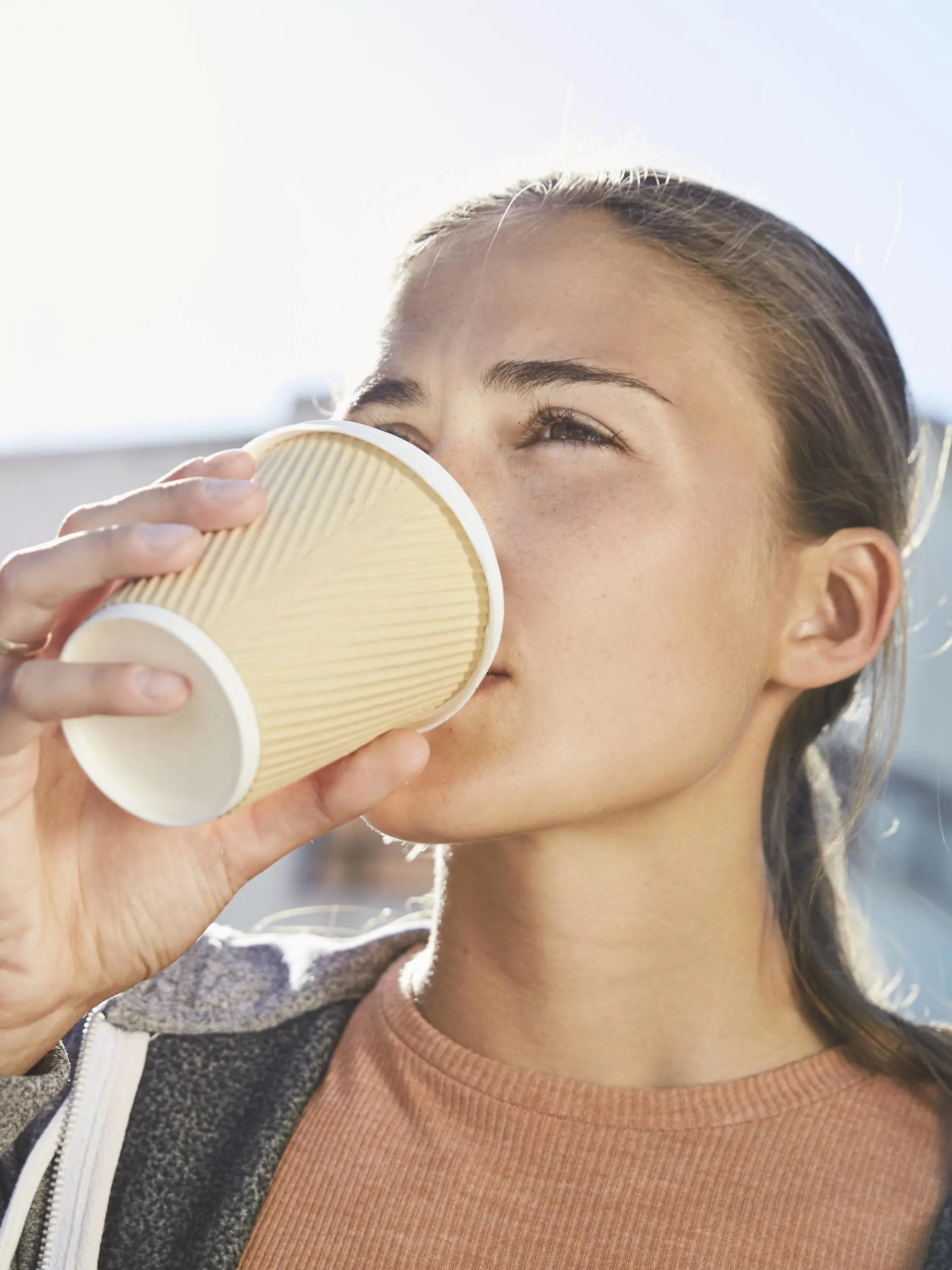 Young woman drinking coffee to go model released Symbolfoto PUBLICATIONxINxGERxSUIxAUTxHUNxONLY SRYF00199

Young Woman Drinking Coffee to Go Model released Symbolic image PUBLICATIONxINxGERxSUIxAUTxHUNxONLY SRYF00199  