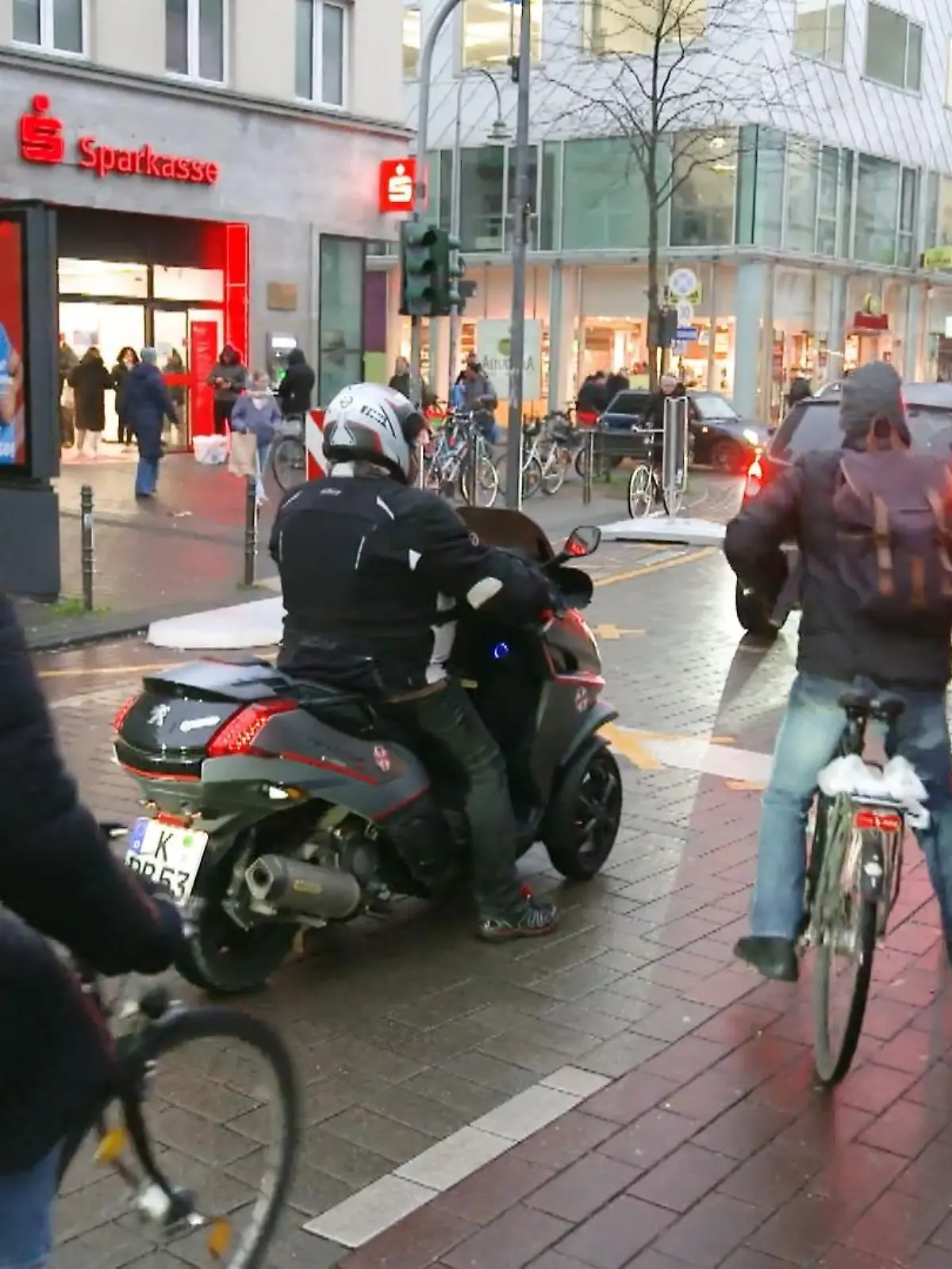 Weniger Autos, mehr Fahrräder und alles etwas langsamer – die Idee, die hinter der Verkehrsberuhigung einer der belebtesten Straßen Kölns steckt, klingt erst mal gut. Nur an der Umsetzung hapert es offensichtlich, wie Sie im Video sehen.