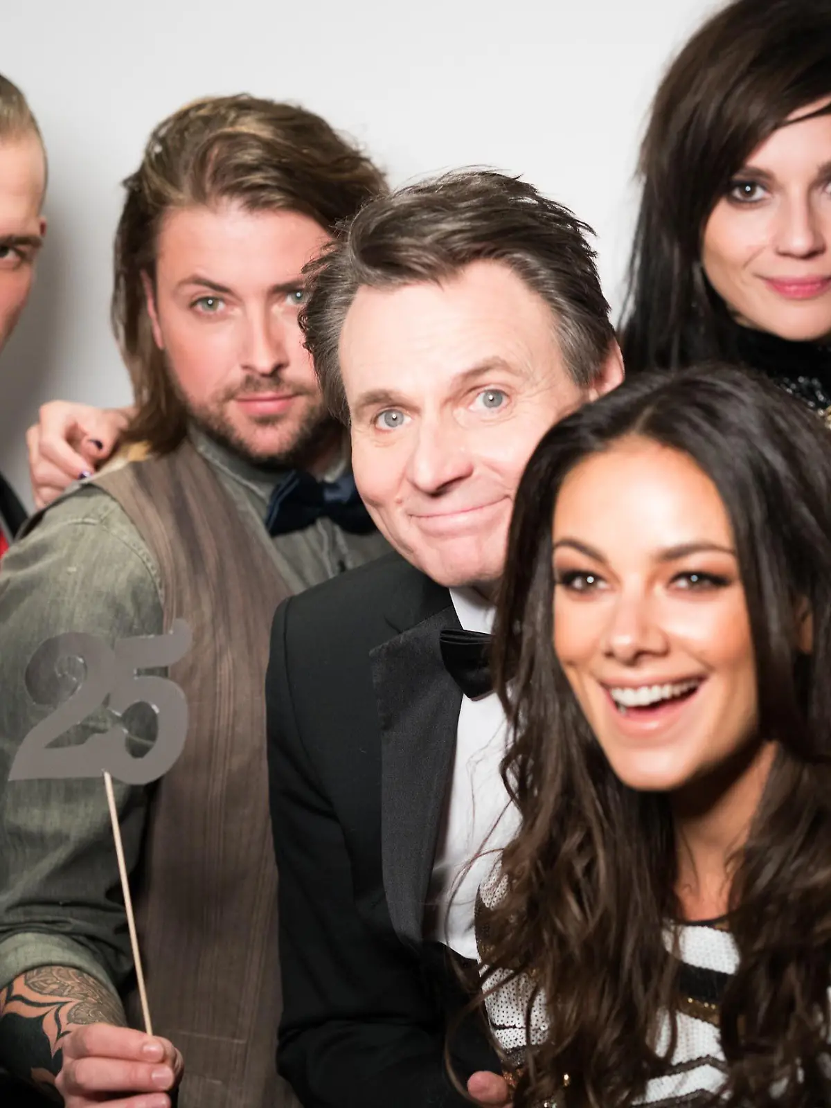 HANDOUT - Die Schauspieler Eric Stehfest (l-r), Felix von Jascheroff, Wolfgang Bahro, Janina Uhse, Linda Marlen Runge und  Niklas Osterlohder der RTL-Soap «Gute Zeiten, schlechte Zeiten» (GZSZ, undatierte Aufnahme). «Gute Zeiten, schlechte Zeiten» wird 25 Jahre alt - die erste Folge erreichte die Wohnzimmer am 11. Mai 1992. (zu dpa "GZSZ»-Fiesling Bahro: «Charismatische Bösewichte sind wichtig" vom 05.05.2017) ACHTUNG: Verwendung nur für redaktionelle Zwecke im Zusammenhang mit der Berichterstattung über "25 Jahre Gute Zeiten, schlechte Zeiten" und nur bei Urheber-Nennung Foto: Sebastian Geyer/RTL/dpa +++(c) dpa - Bildfunk+++