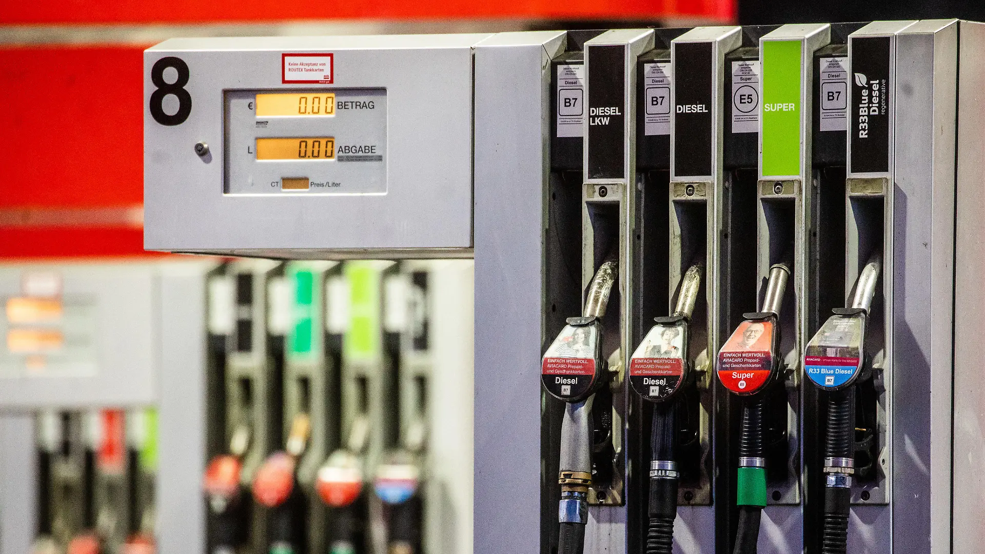 30.12.2022, Baden-Württemberg, Stuttgart: Blick auf mehrere Zapfsäulen einer Tankstelle. Foto: Christoph Schmidt/dpa +++ dpa-Bildfunk +++